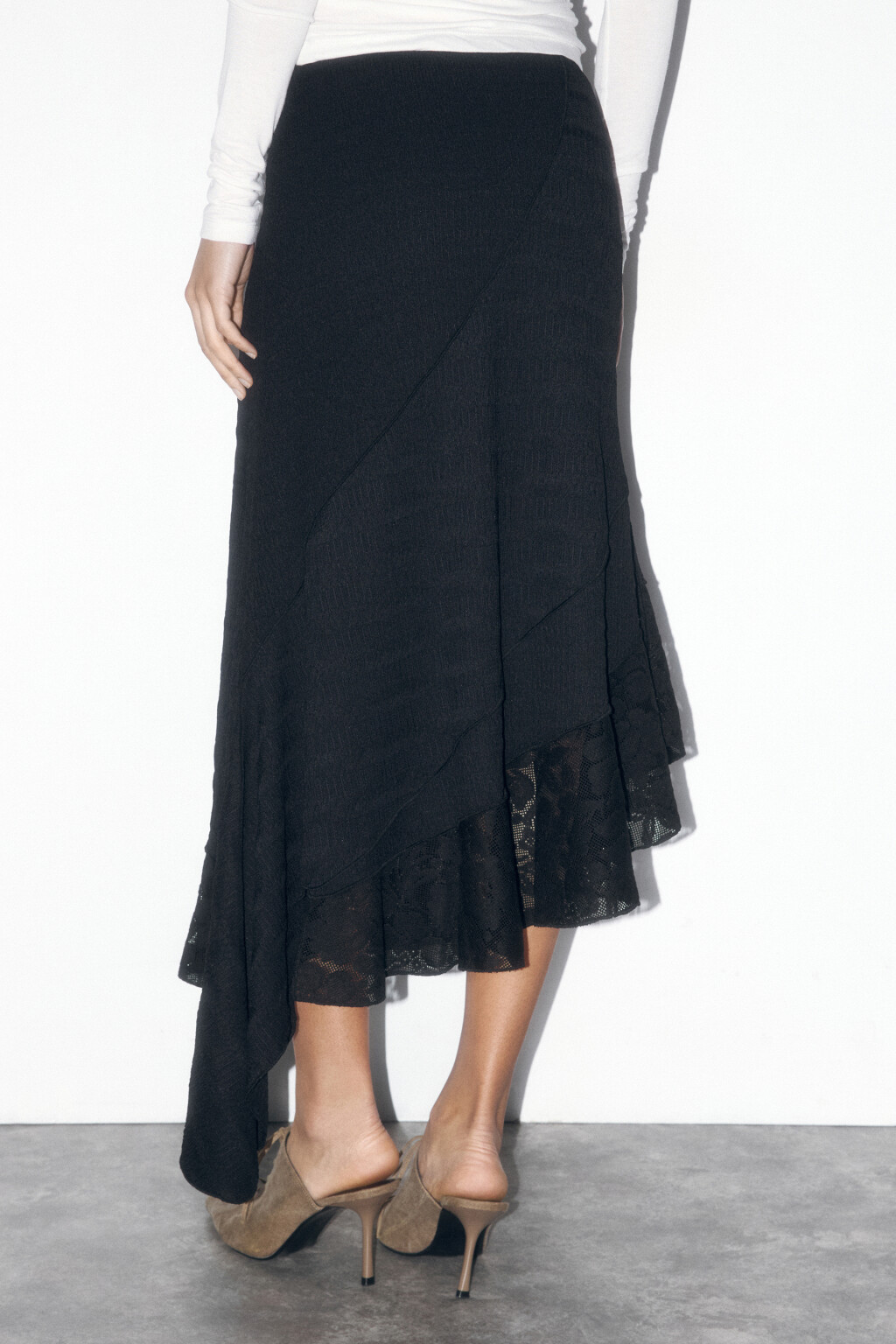 Юбка-трапеция асимметричная с кружевной вставкой - цвет черный - 5