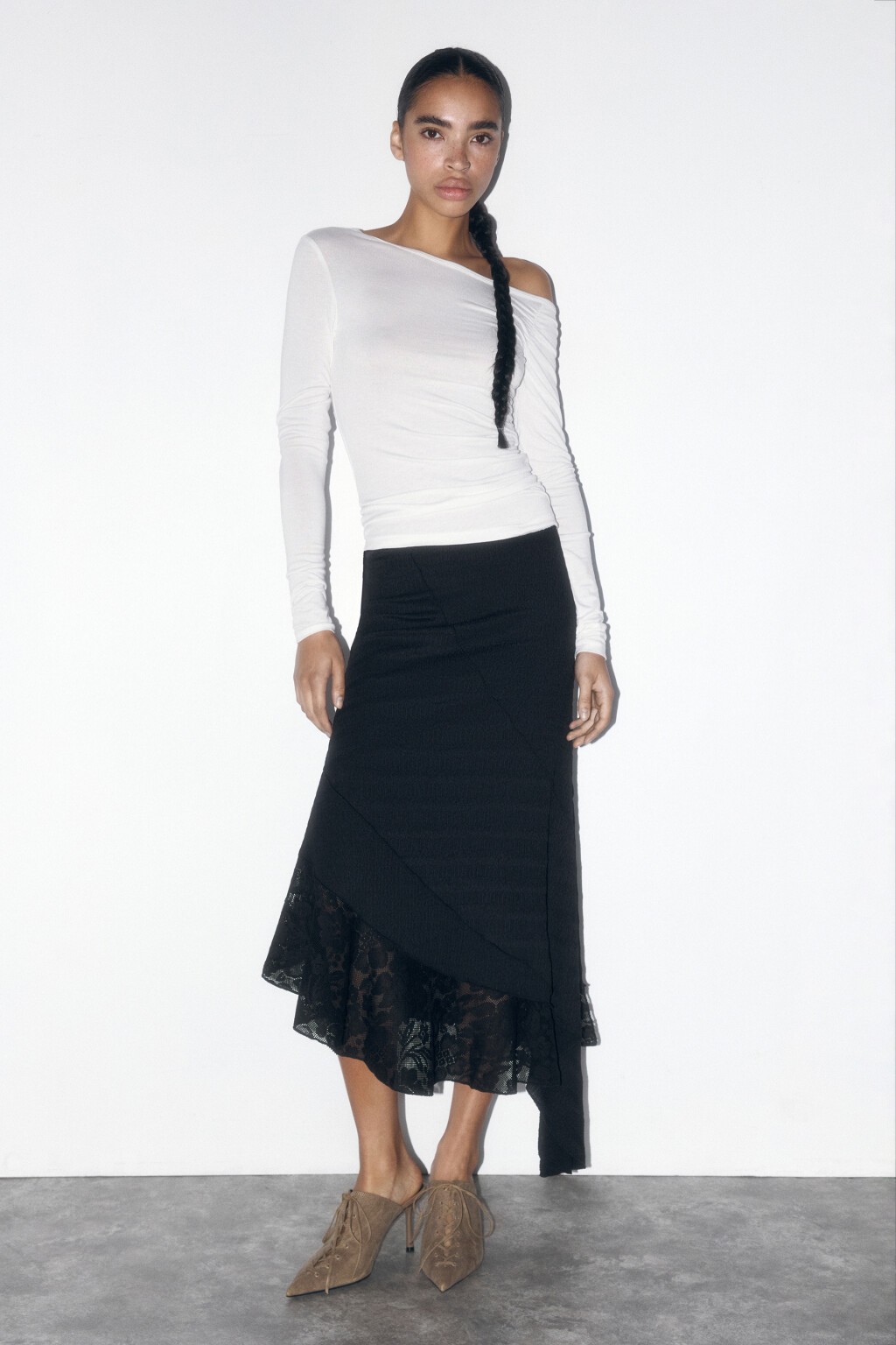 Юбка-трапеция асимметричная с кружевной вставкой - цвет черный - 6