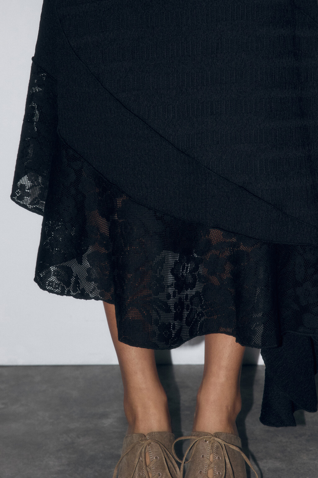 Юбка-трапеция асимметричная с кружевной вставкой - цвет черный - 7