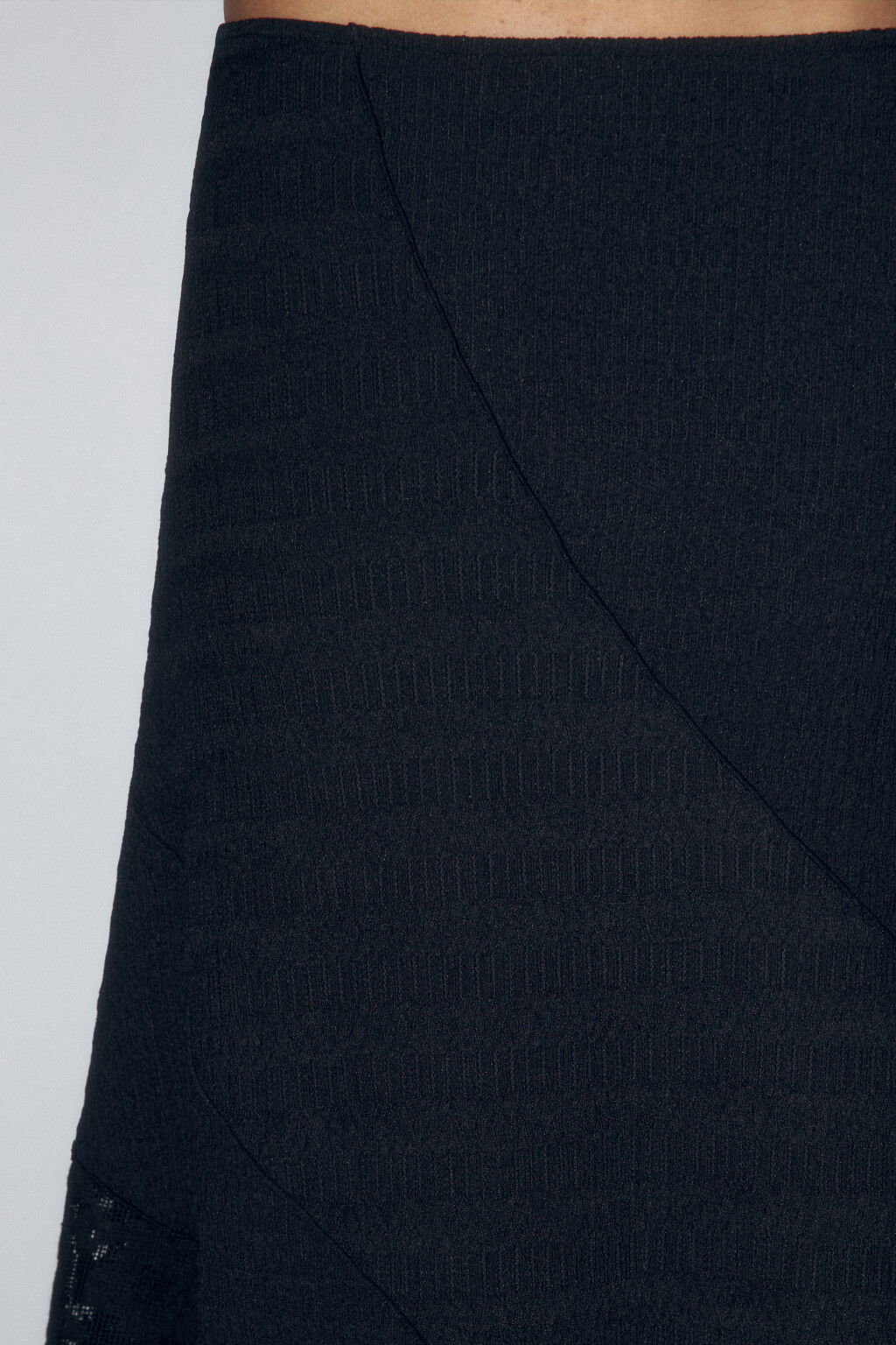 Юбка-трапеция асимметричная с кружевной вставкой - цвет черный - 8