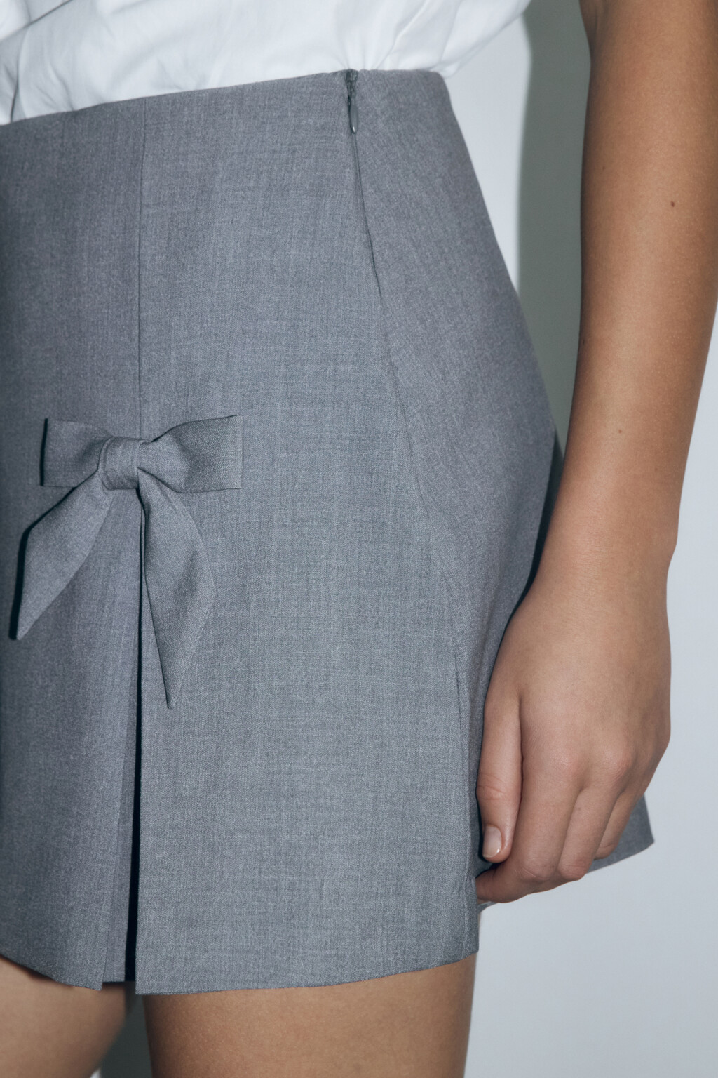 Юбка-шорты мини с бантиками и складками - цвет серый - 7