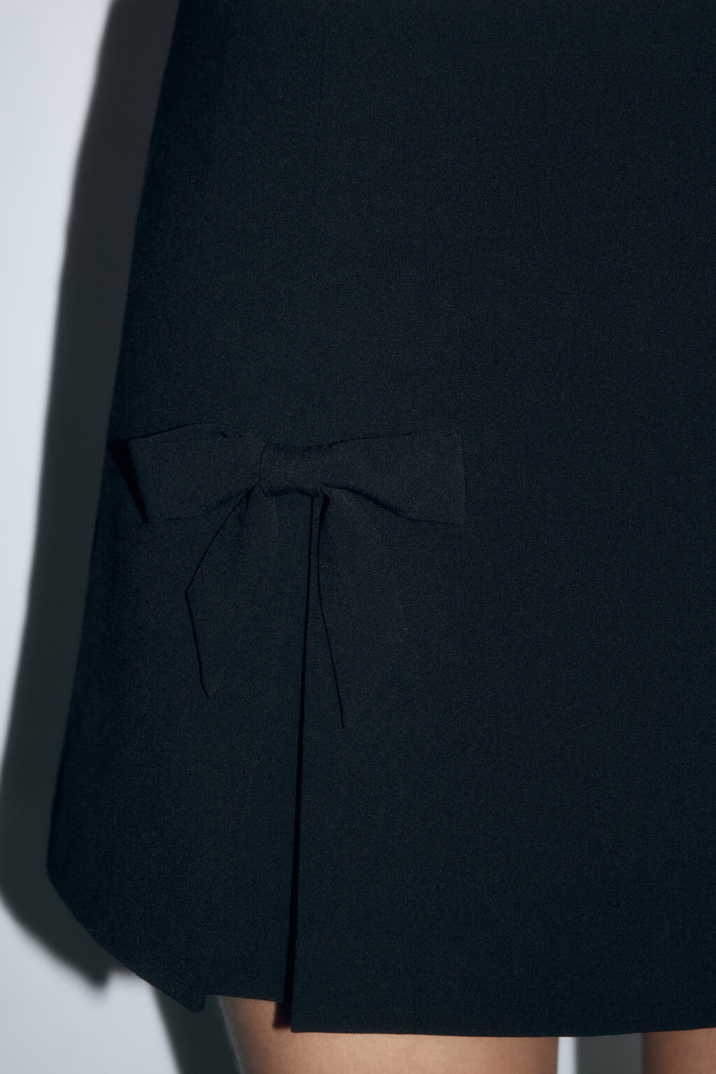 Юбка-шорты мини с бантиками и складками - цвет черный - 6