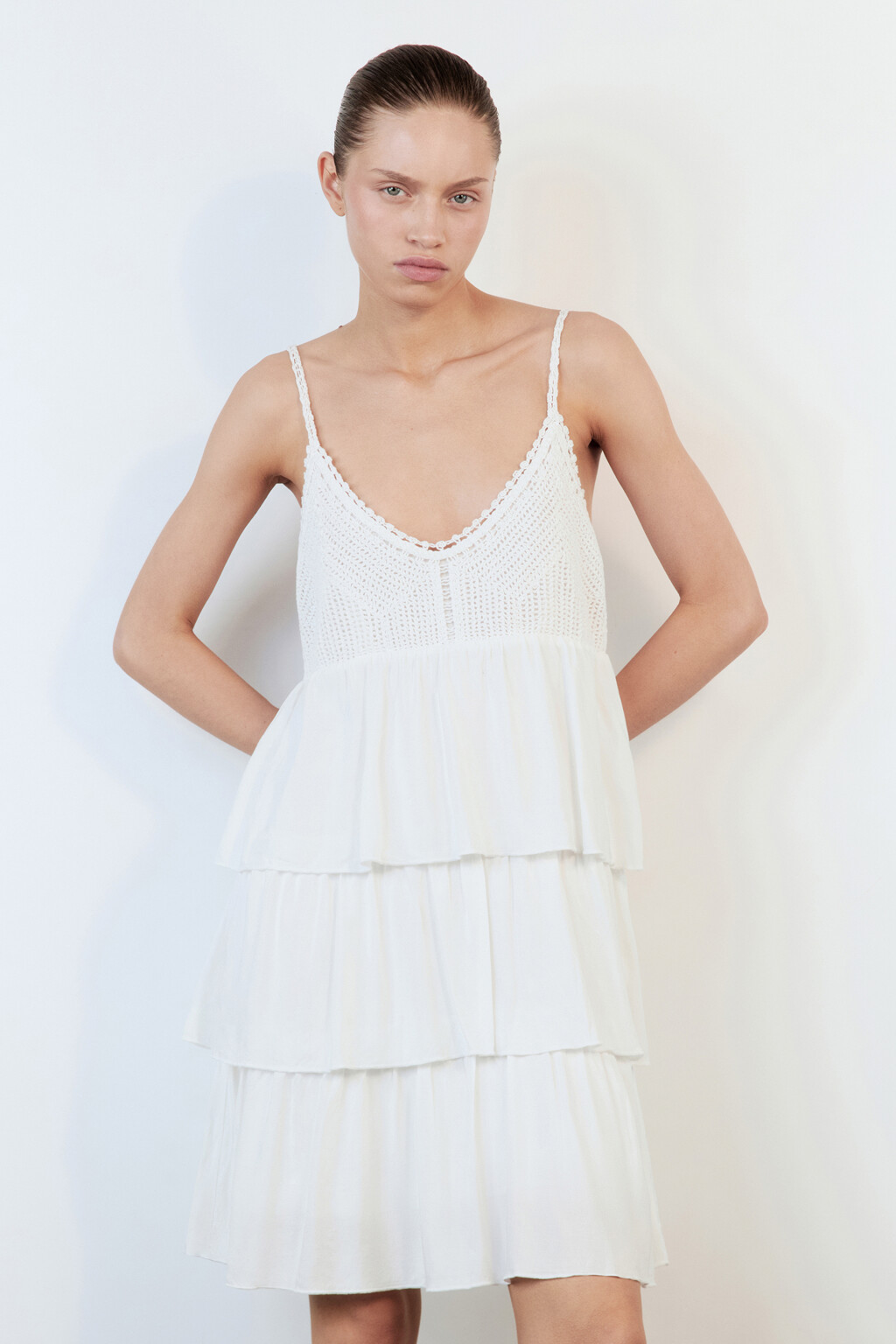 Платье-сарафан мини свободное с вязаным лифом - цвет белый - 3