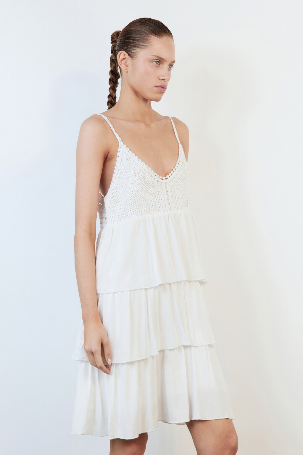 Платье-сарафан мини свободное с вязаным лифом - цвет белый - 4