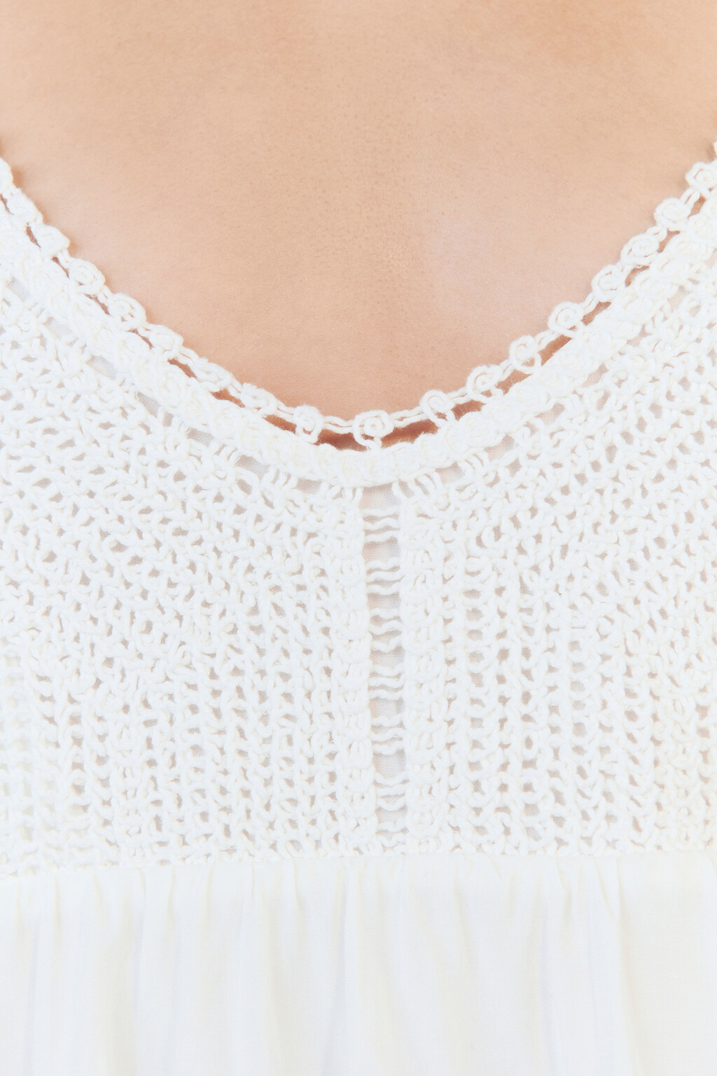 Платье-сарафан мини свободное с вязаным лифом - цвет белый - 7