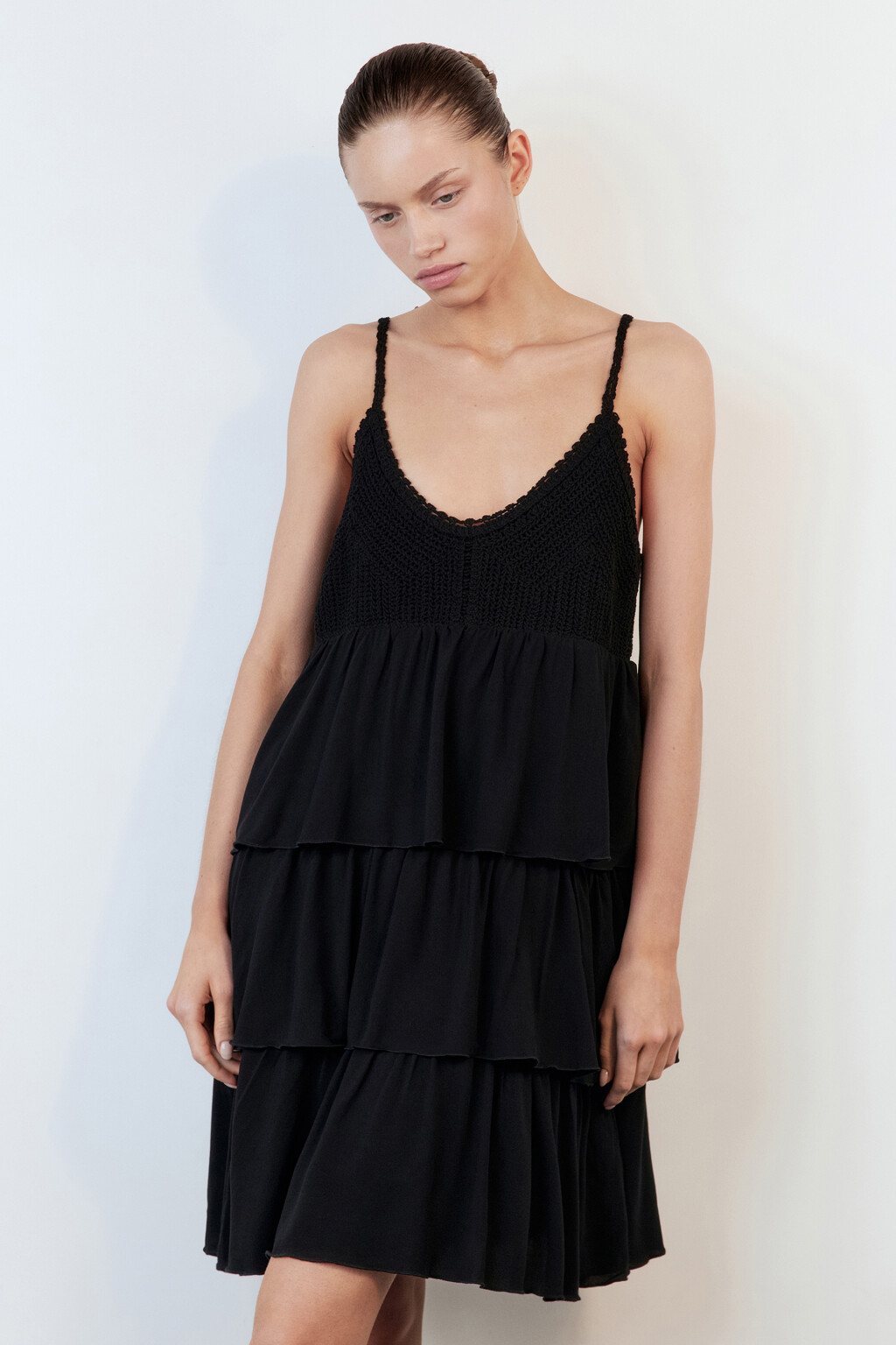 Платье-сарафан мини свободное с вязаным лифом - цвет черный - 2