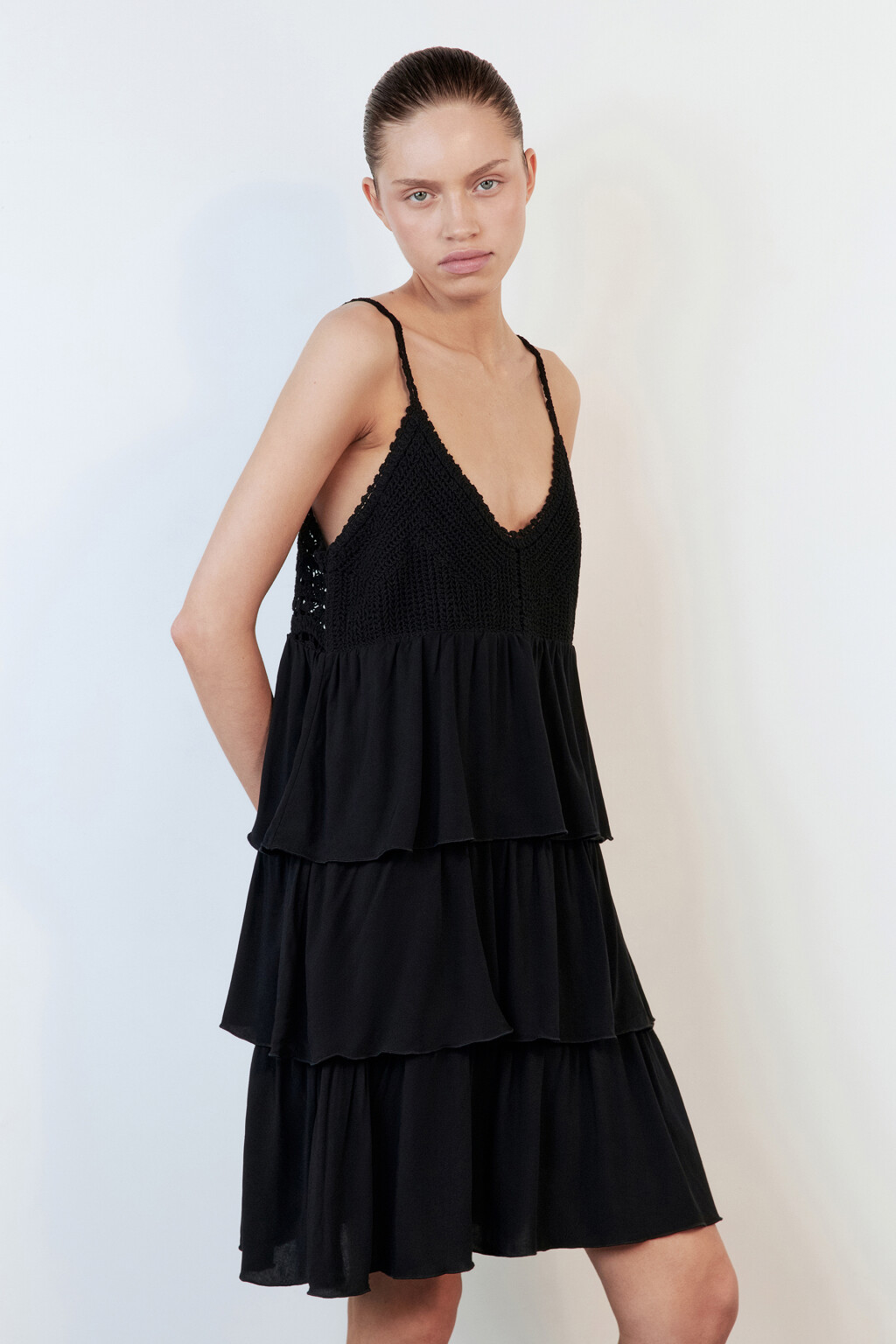 Платье-сарафан мини свободное с вязаным лифом - цвет черный - 3