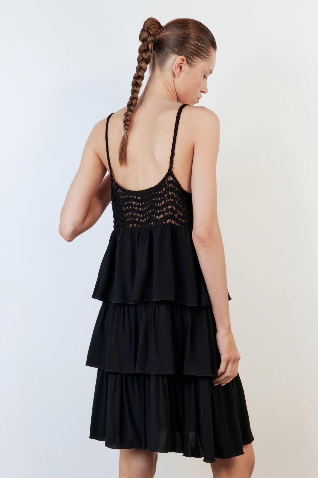 Платье-сарафан мини свободное с вязаным лифом - цвет черный - 4