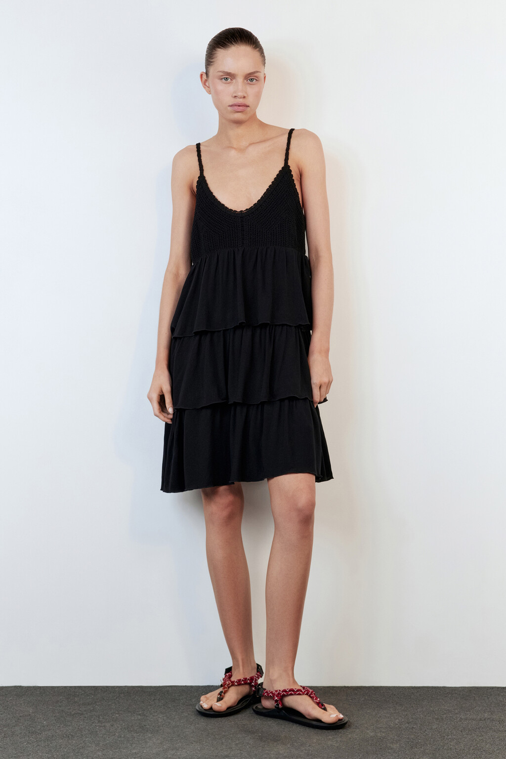 Платье-сарафан мини свободное с вязаным лифом - цвет черный - 5