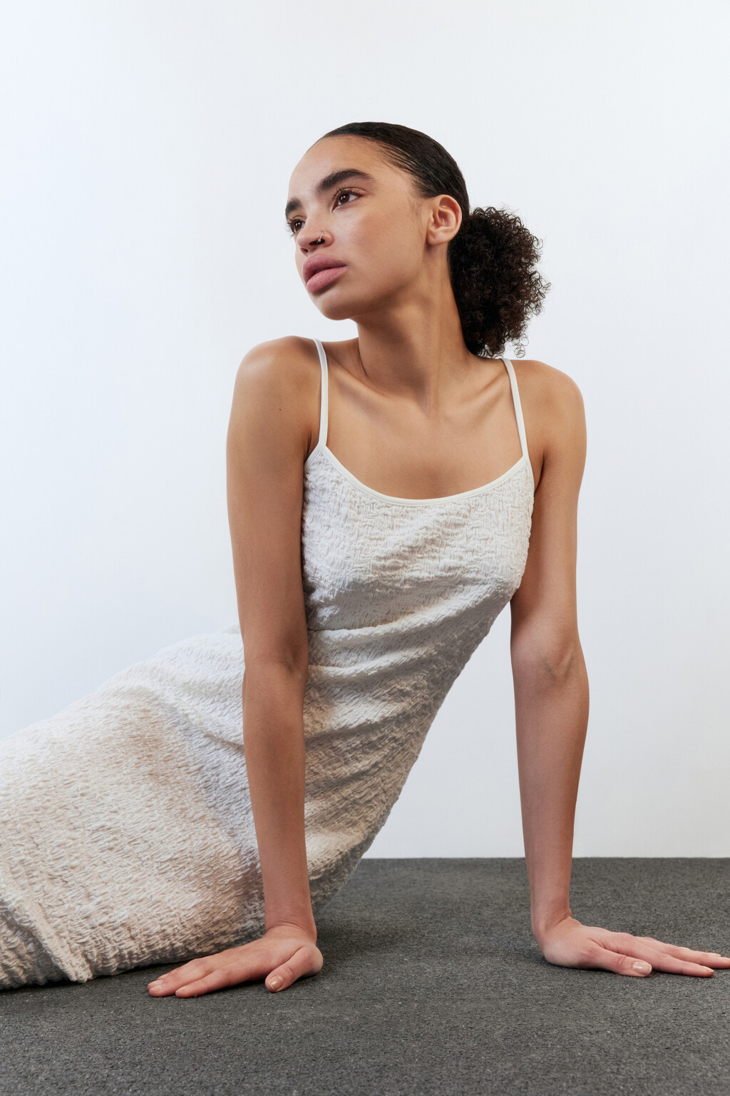 Платье миди облегающее на тонких бретельках - цвет белый - 3