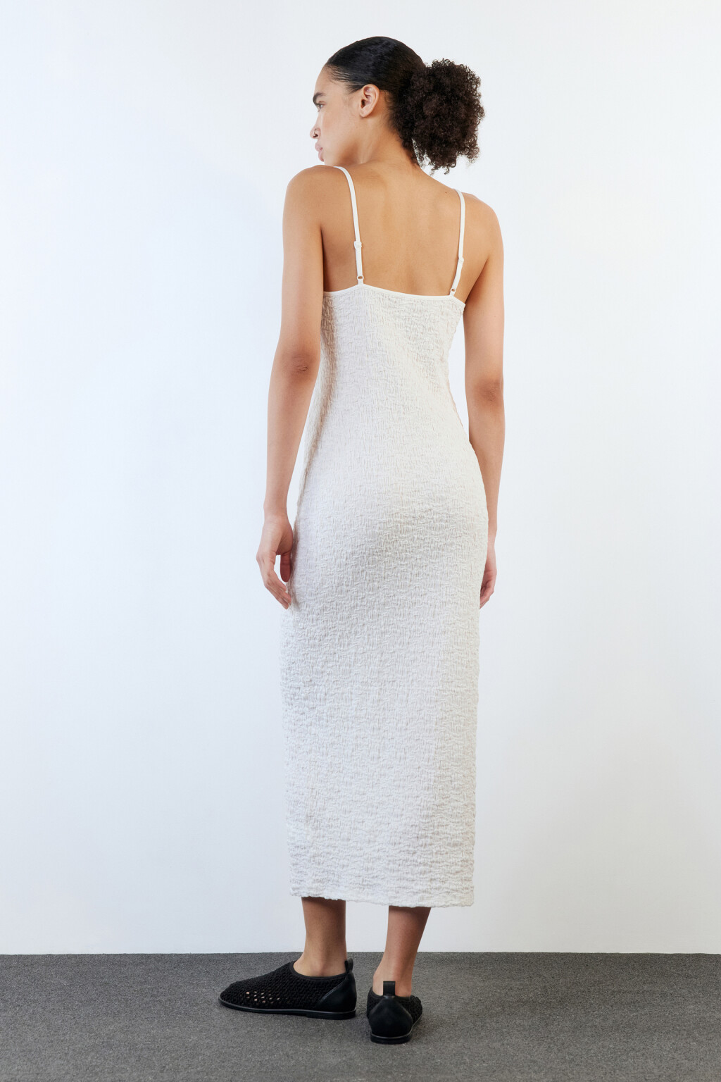 Платье миди облегающее на тонких бретельках - цвет белый - 6