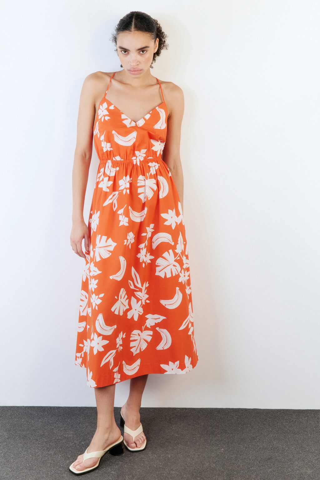 Платье-сарафан на тонких бретельках с принтом - цвет красный - 1