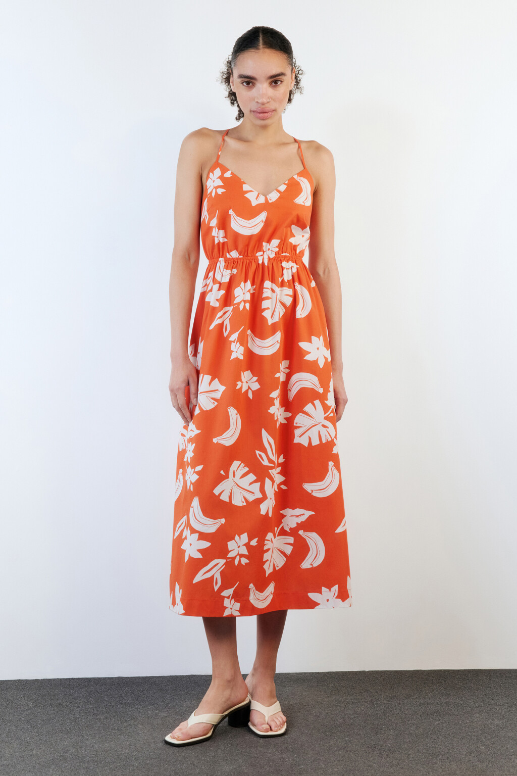 Платье-сарафан на тонких бретельках с принтом - цвет красный - 3