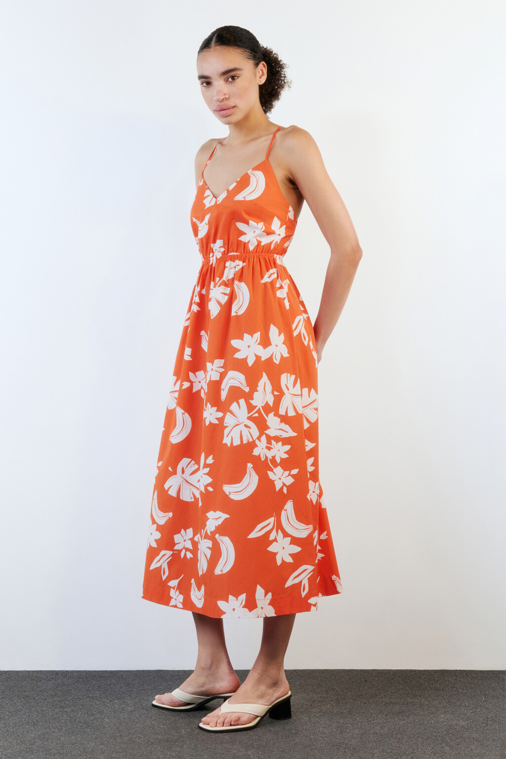 Платье-сарафан на тонких бретельках с принтом - цвет красный - 4