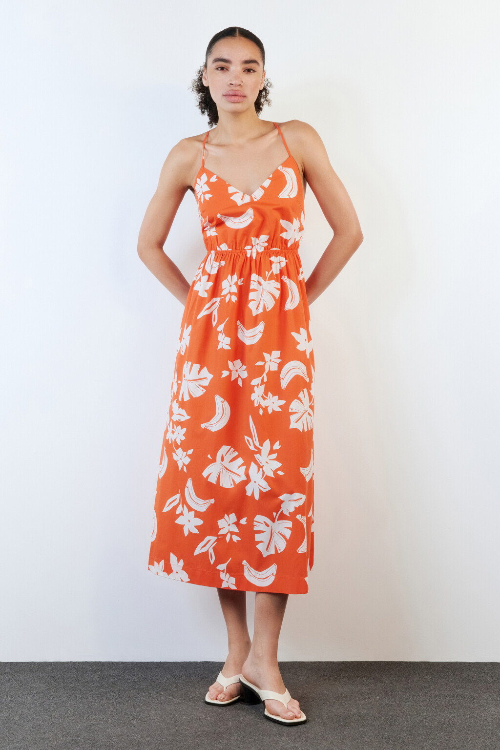 Платье-сарафан на тонких бретельках с принтом - цвет красный - 6