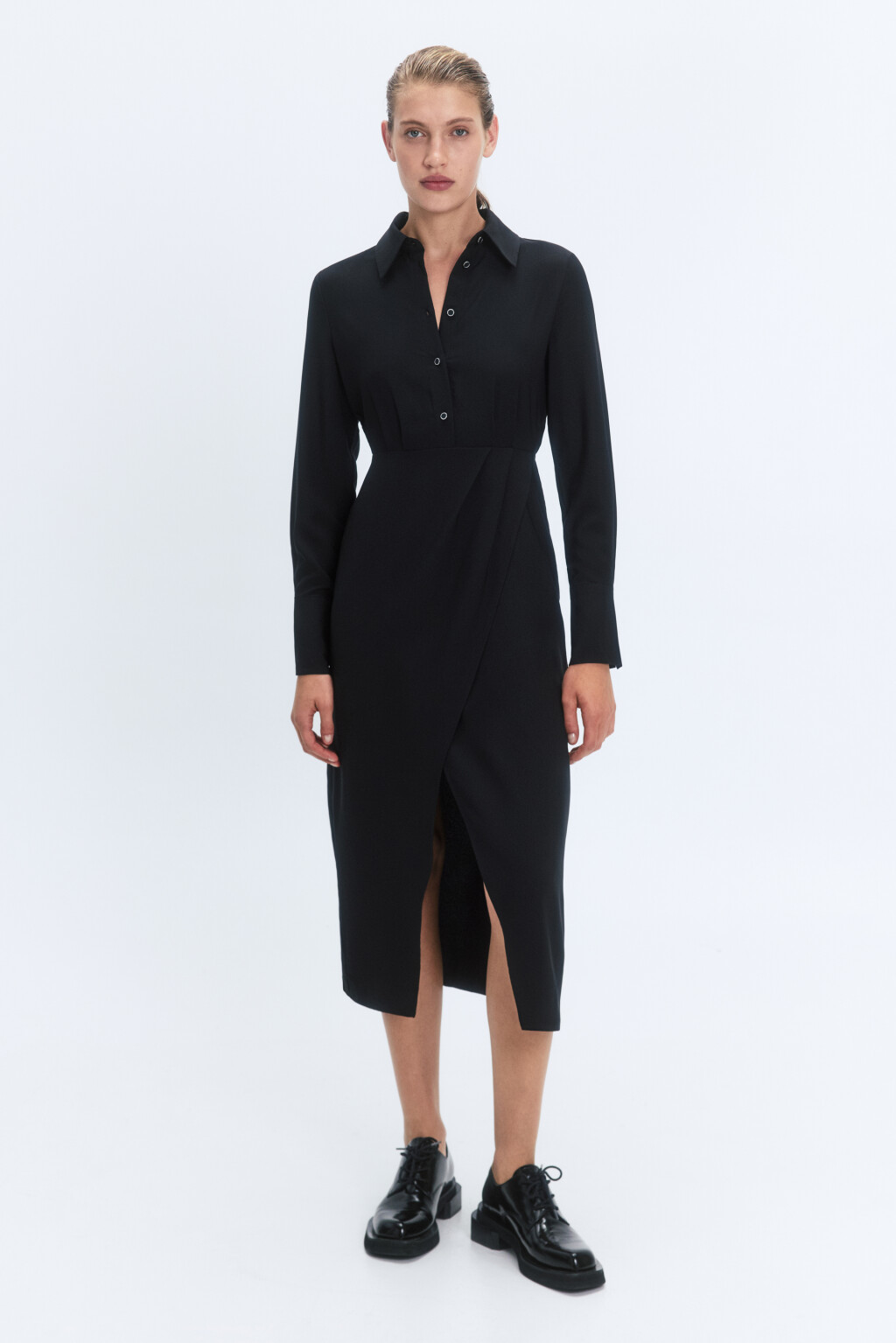 Платье-рубашка миди с асимметричным запахом - цвет черный - 2