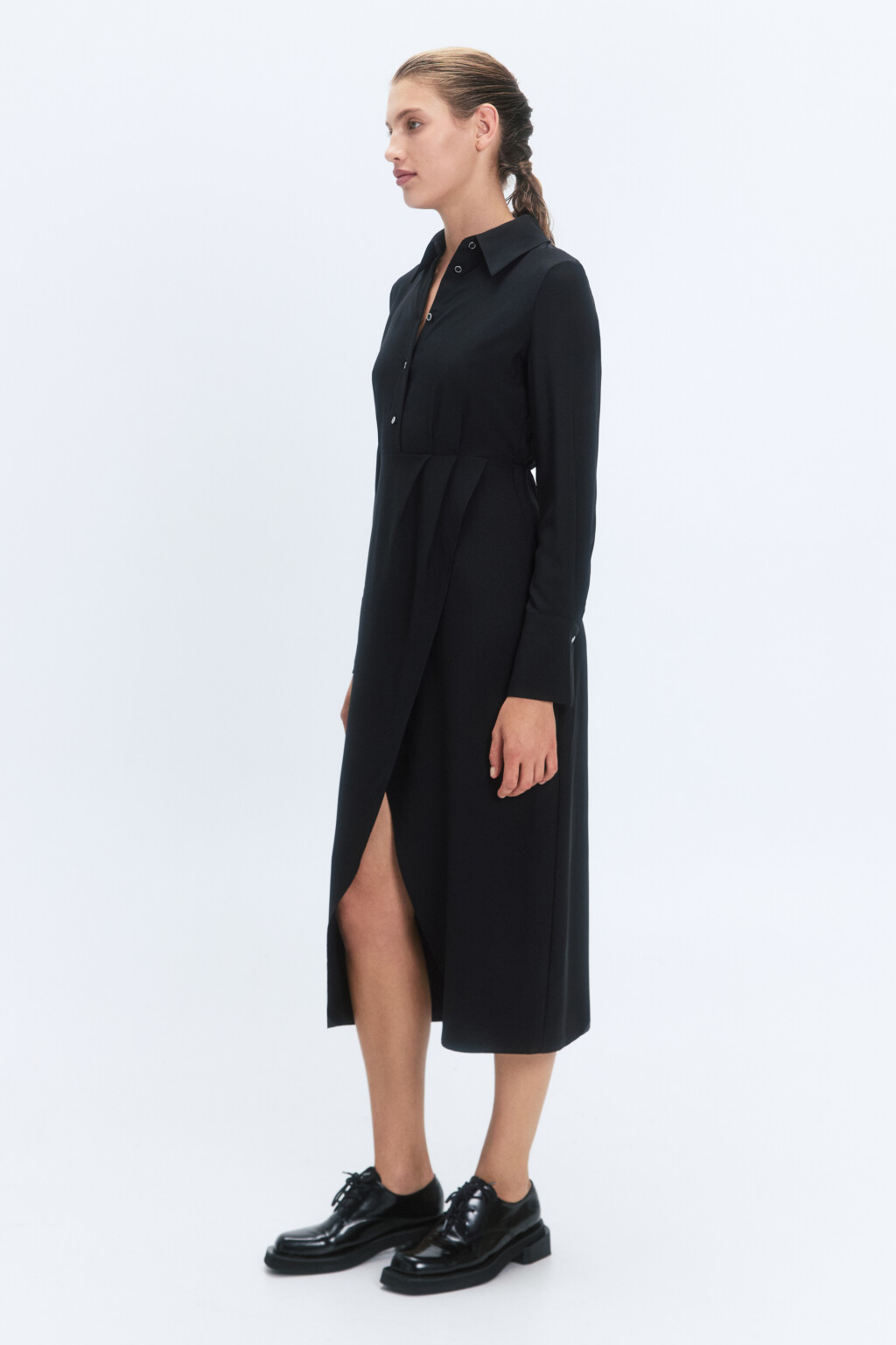 Платье-рубашка миди с асимметричным запахом - цвет черный - 3