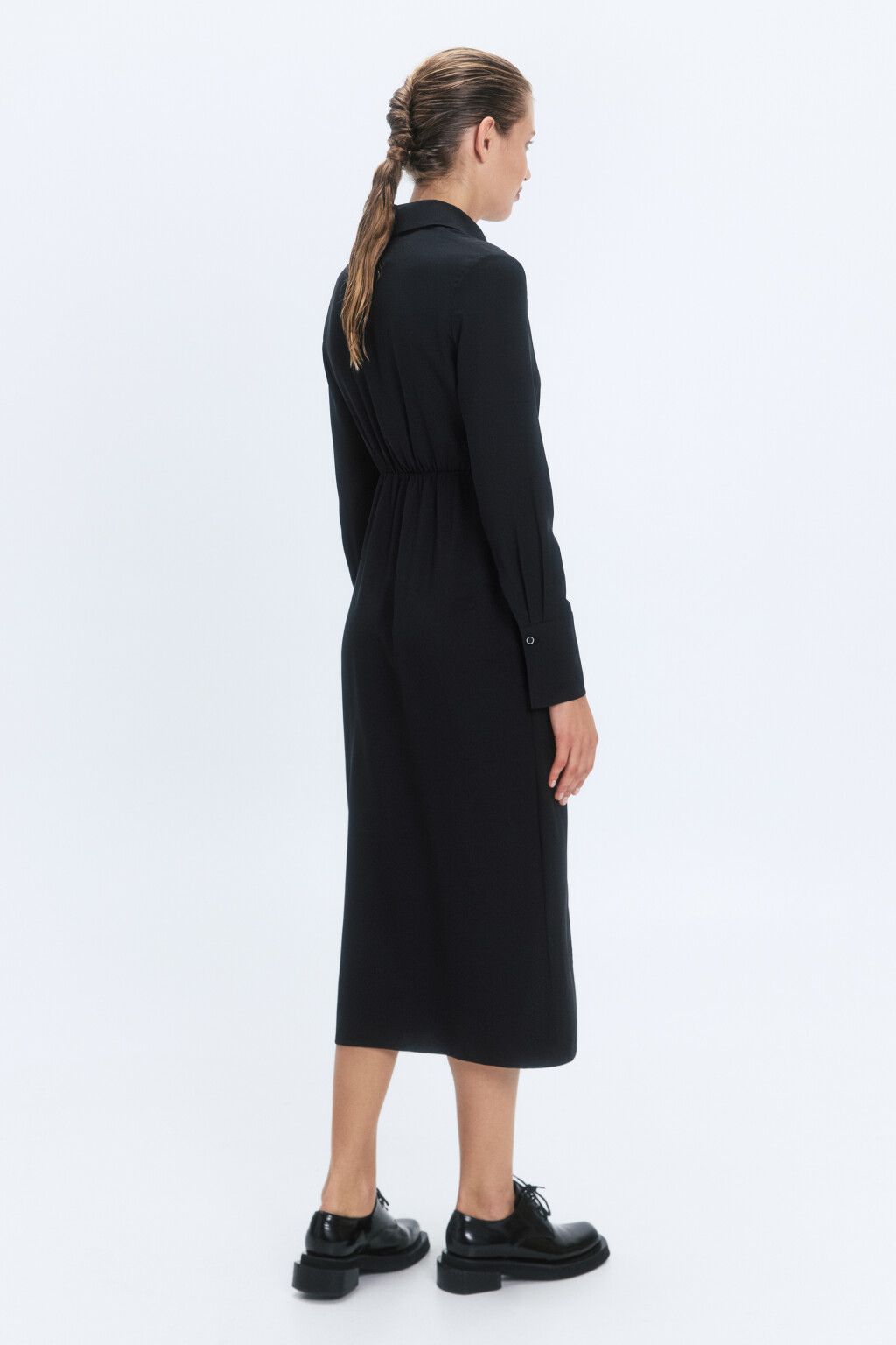 Платье-рубашка миди с асимметричным запахом - цвет черный - 4