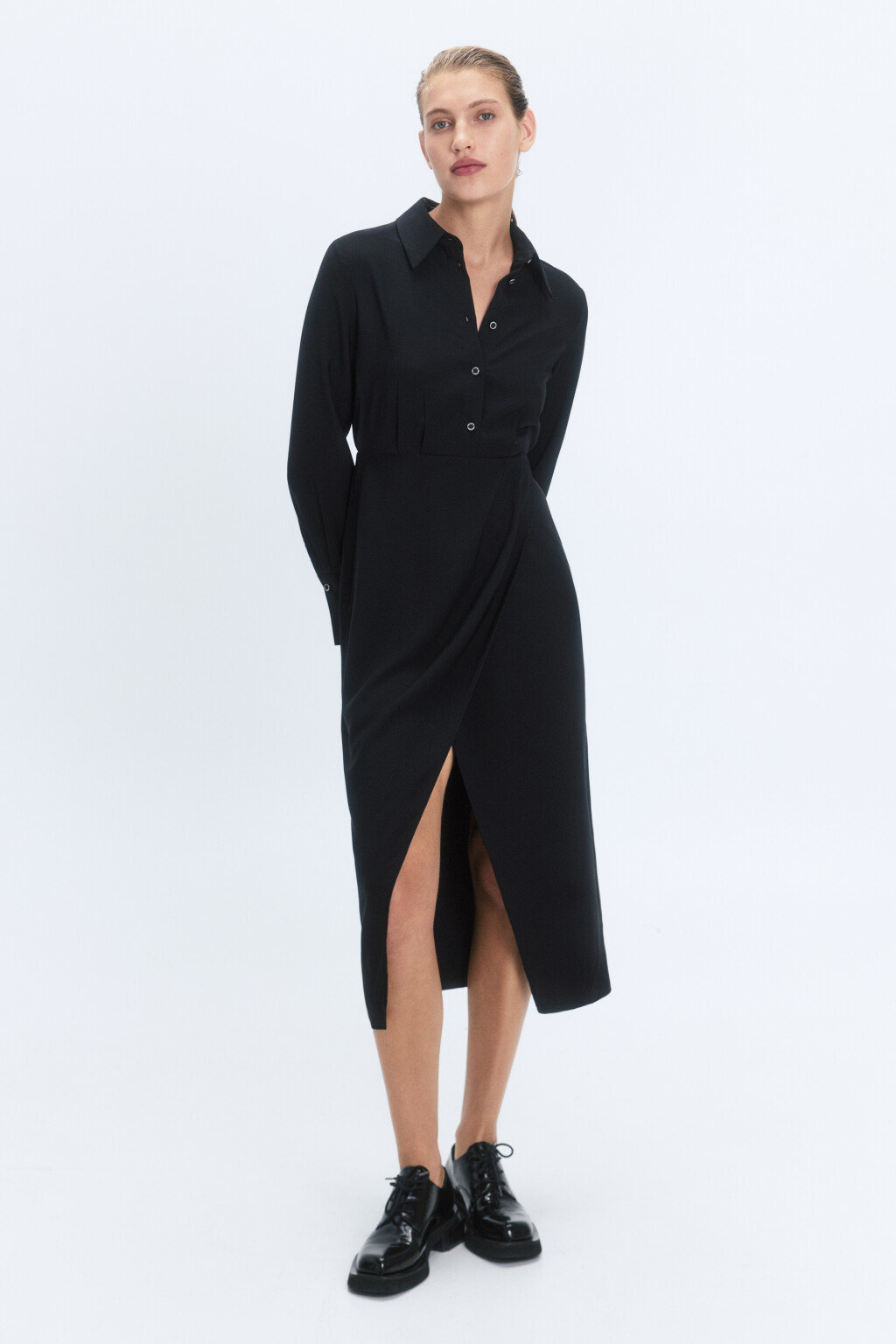 Платье-рубашка миди с асимметричным запахом - цвет черный - 5
