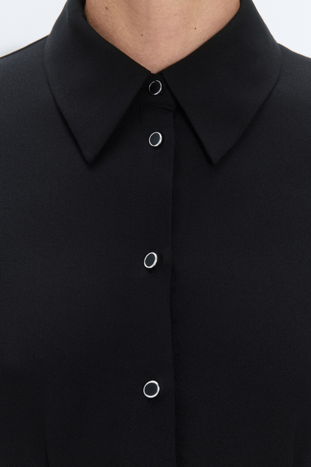 Платье-рубашка миди с асимметричным запахом - цвет черный - 6