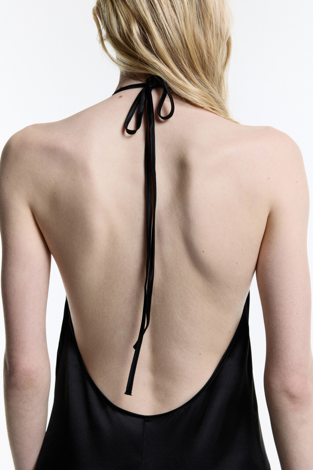 Платье-комбинация атласное с завязками на шее - цвет черный - 8