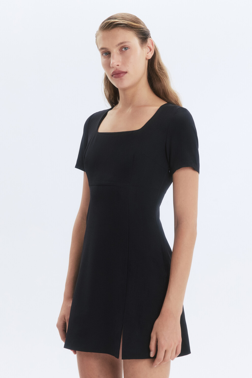 Платье мини приталенное с вырезом-каре - цвет черный - 4