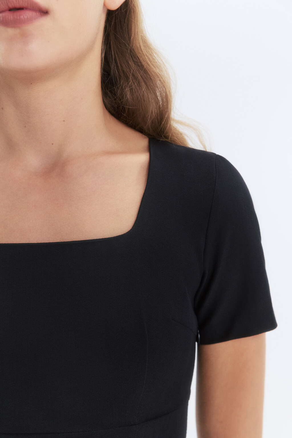 Платье мини приталенное с вырезом-каре - цвет черный - 7