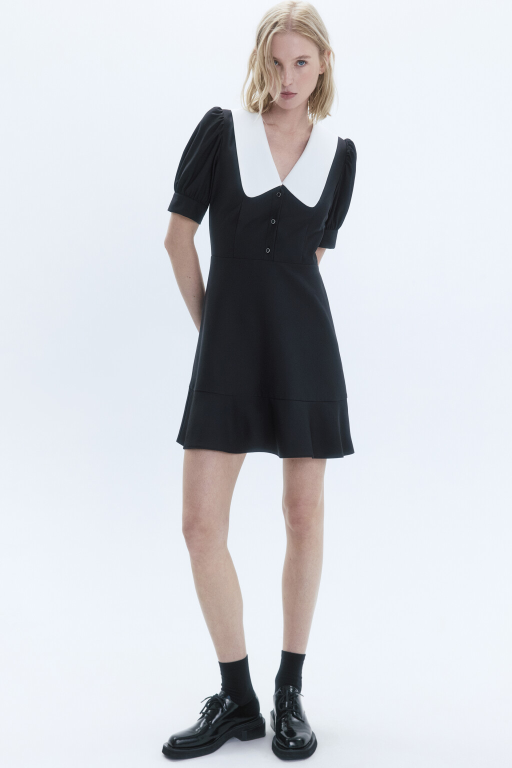 Платье мини креповое с белым воротником - цвет черный - 3