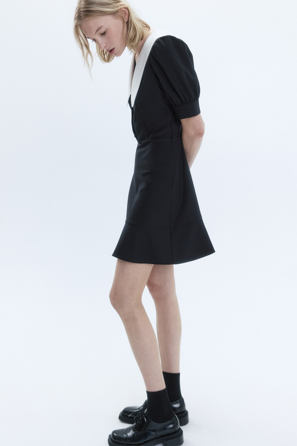 Платье мини креповое с белым воротником - цвет черный - 1