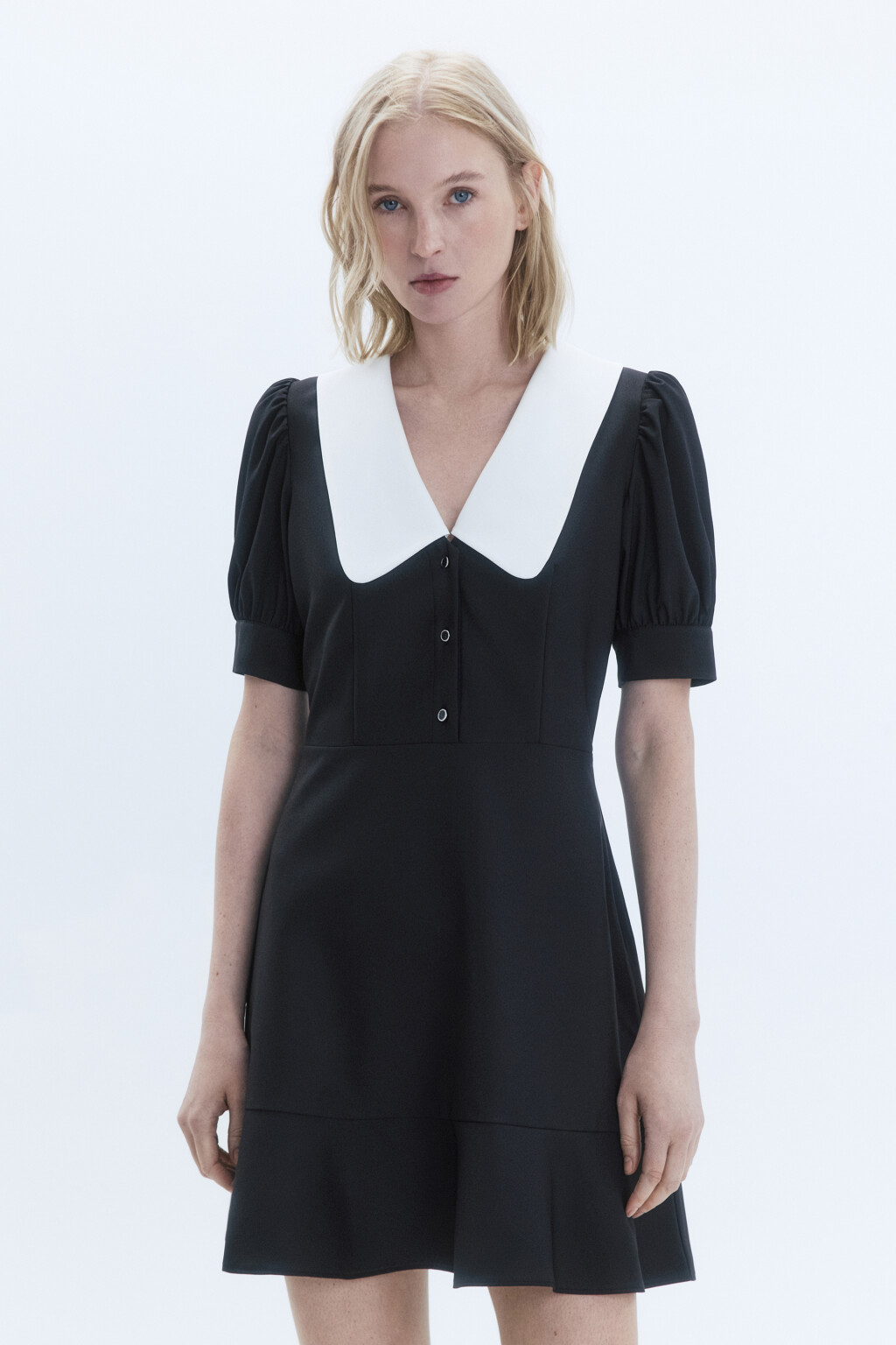 Платье мини креповое с белым воротником - цвет черный - 4