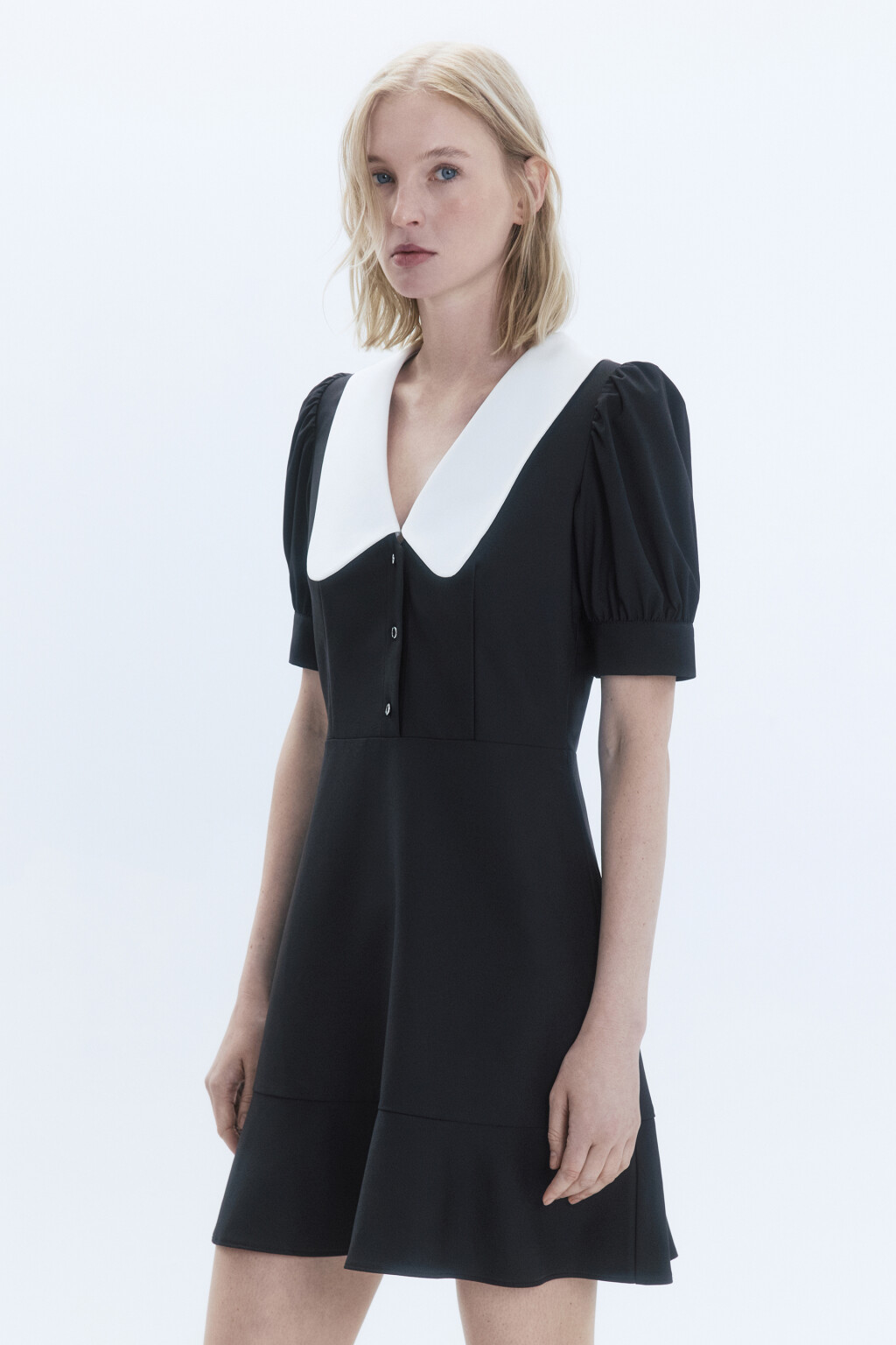 Платье мини креповое с белым воротником - цвет черный - 5