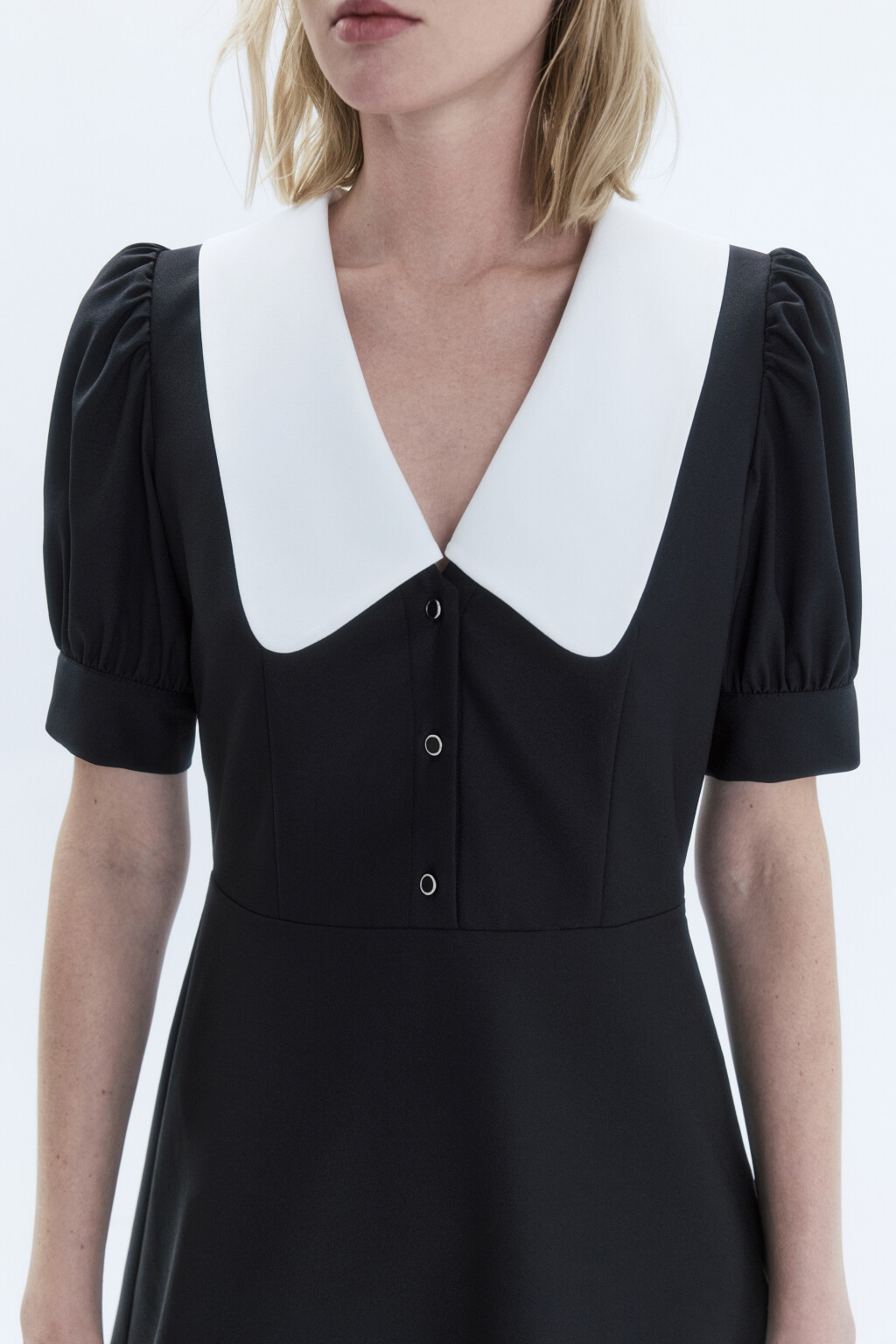 Платье мини креповое с белым воротником - цвет черный - 2