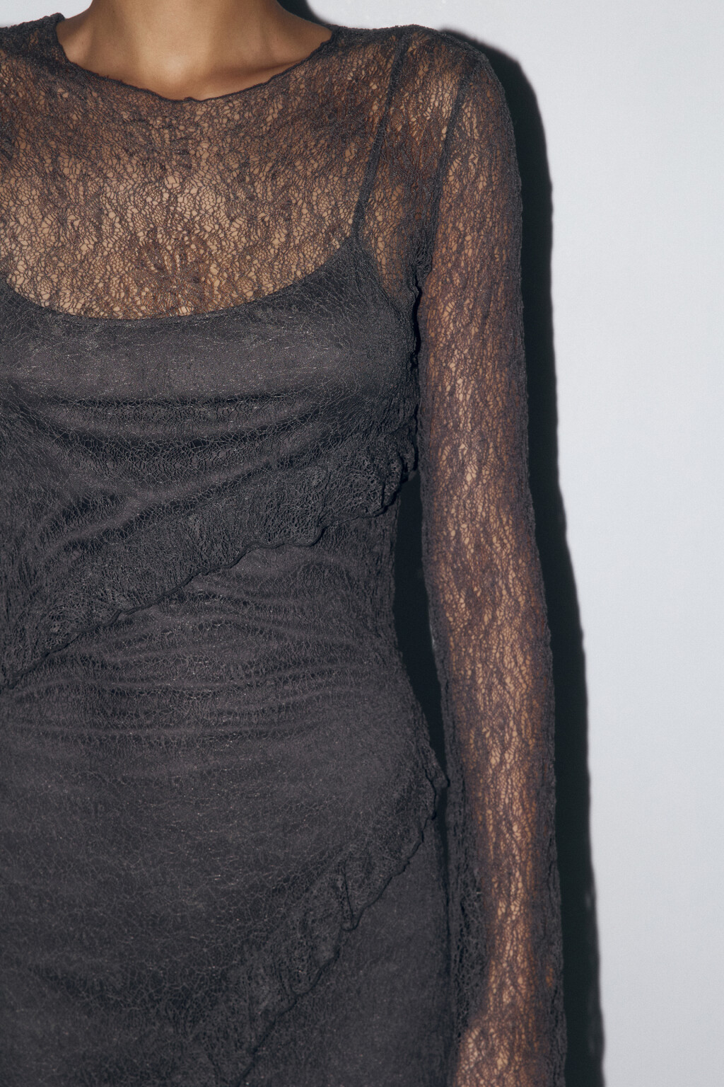 Платье миди кружевное с асимметричными воланами - цвет коричневый - 6