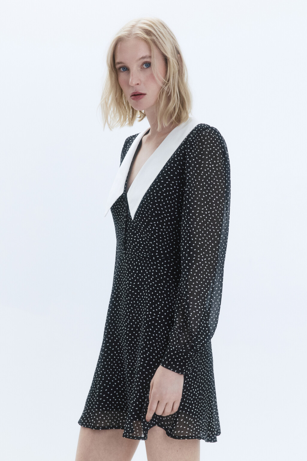 Платье мини шифоновое с белым воротничком - цвет черный - 4