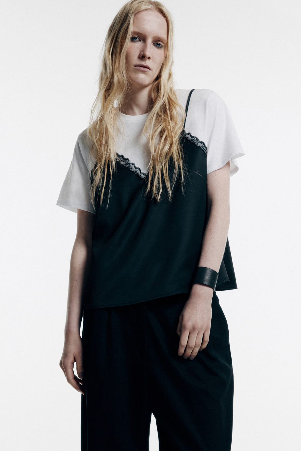 Топ-футболка с атласной майкой и кружевом - цвет черный - 2
