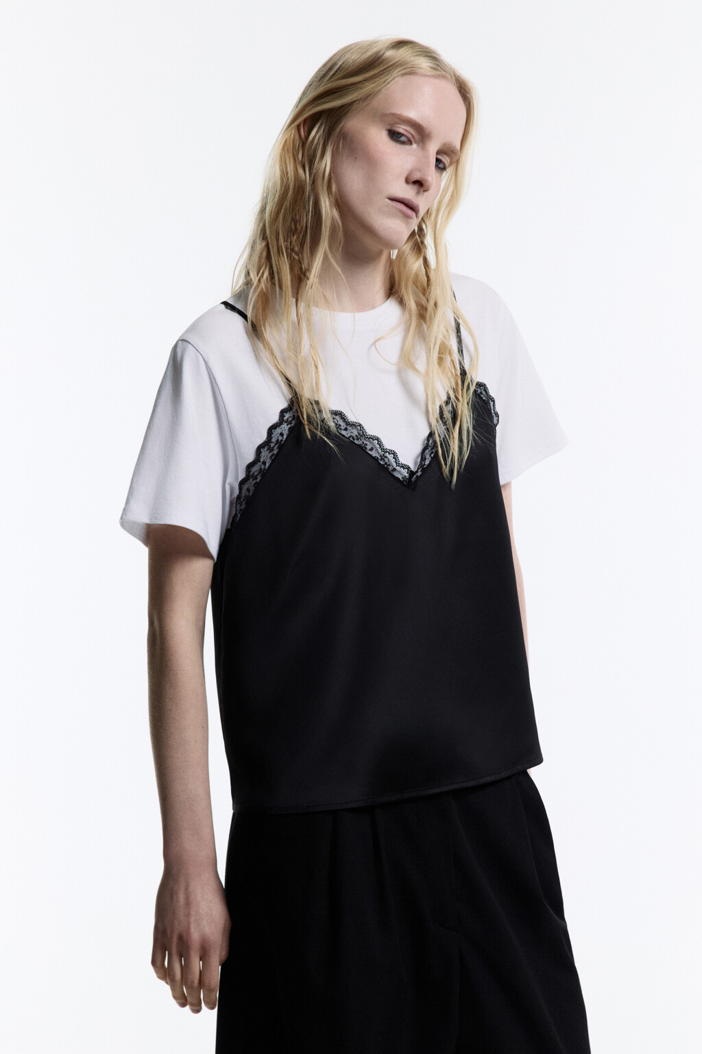 Топ-футболка с атласной майкой и кружевом - цвет черный - 4