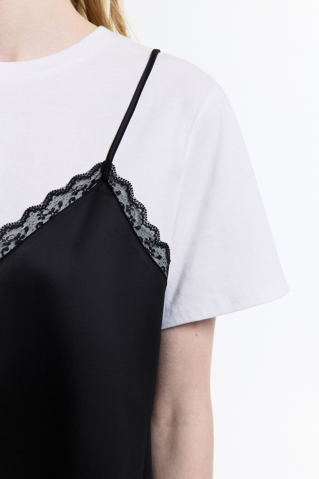 Топ-футболка с атласной майкой и кружевом - цвет черный - 6