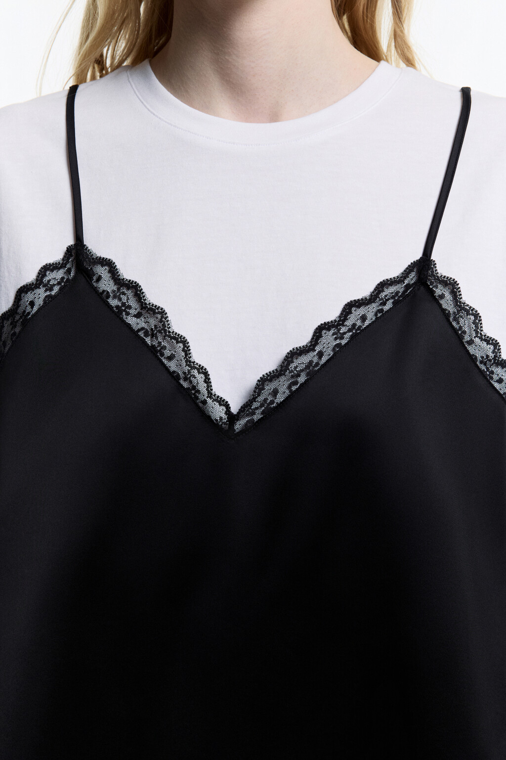Топ-футболка с атласной майкой и кружевом - цвет черный - 7