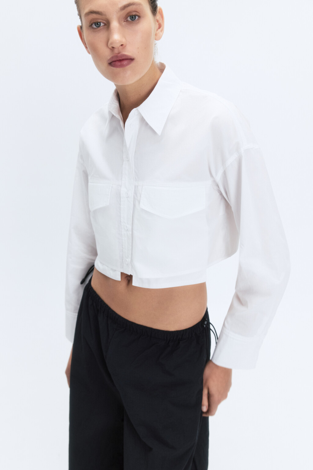 Блузка-рубашка укороченная с нагрудными карманами - цвет белый - 2