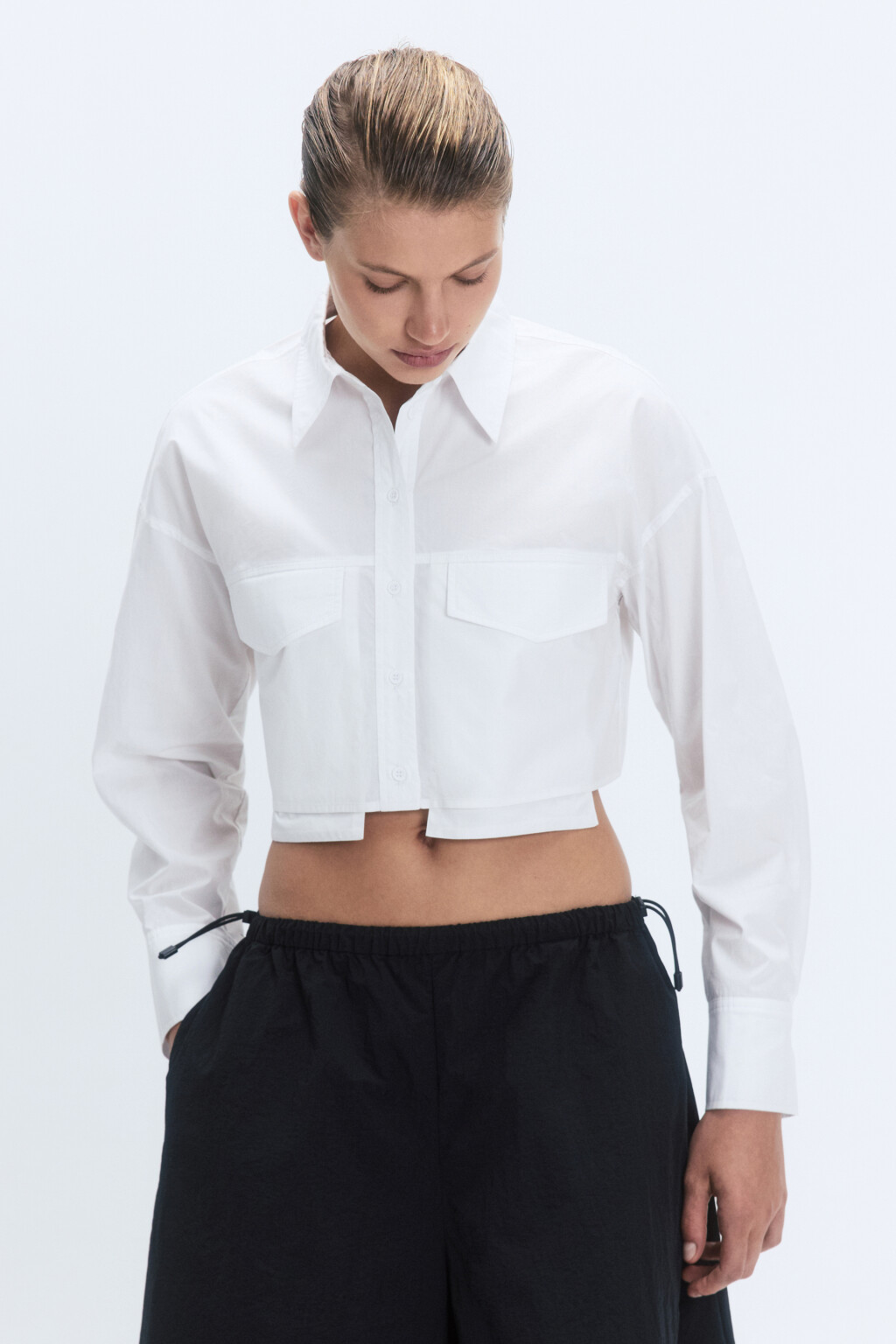 Блузка-рубашка укороченная с нагрудными карманами - цвет белый - 4