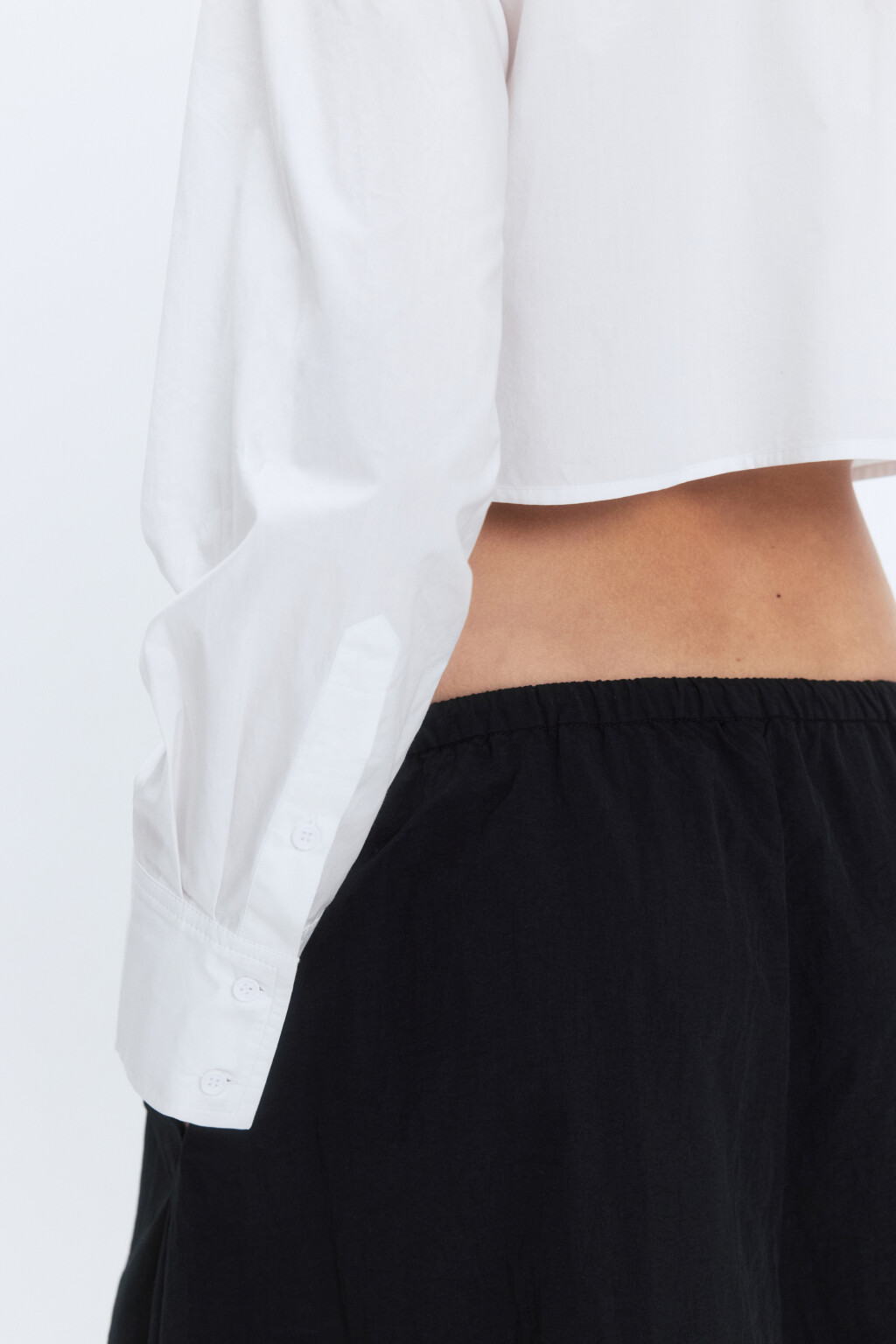 Блузка-рубашка укороченная с нагрудными карманами - цвет белый - 8