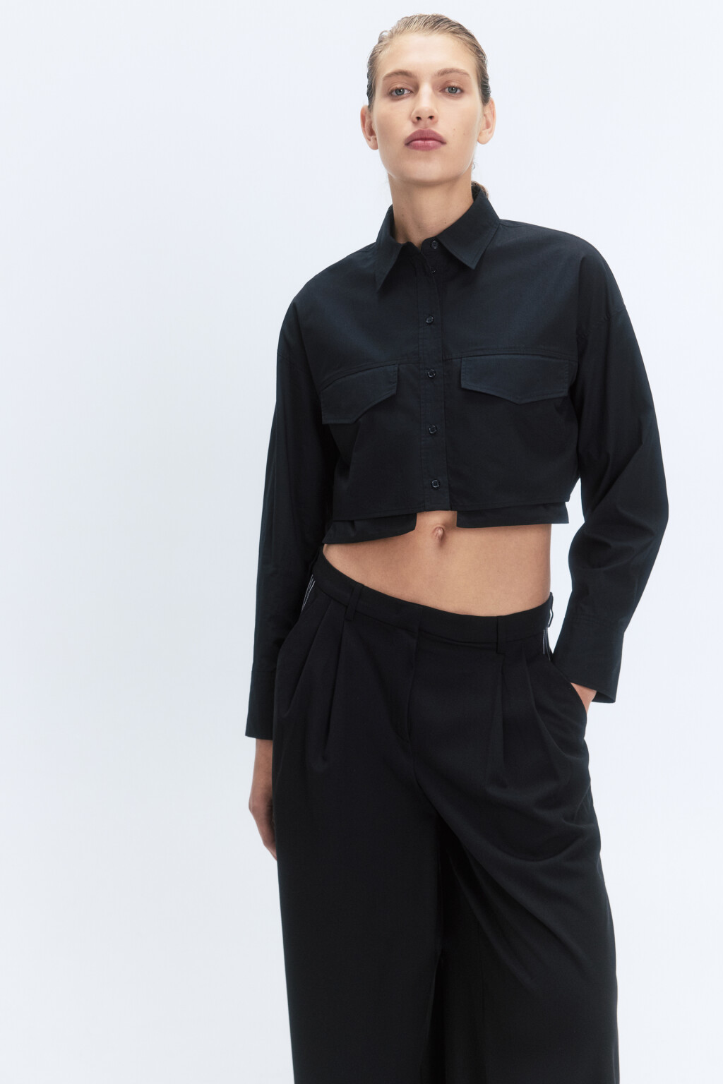Блузка-рубашка укороченная с нагрудными карманами - цвет черный - 2