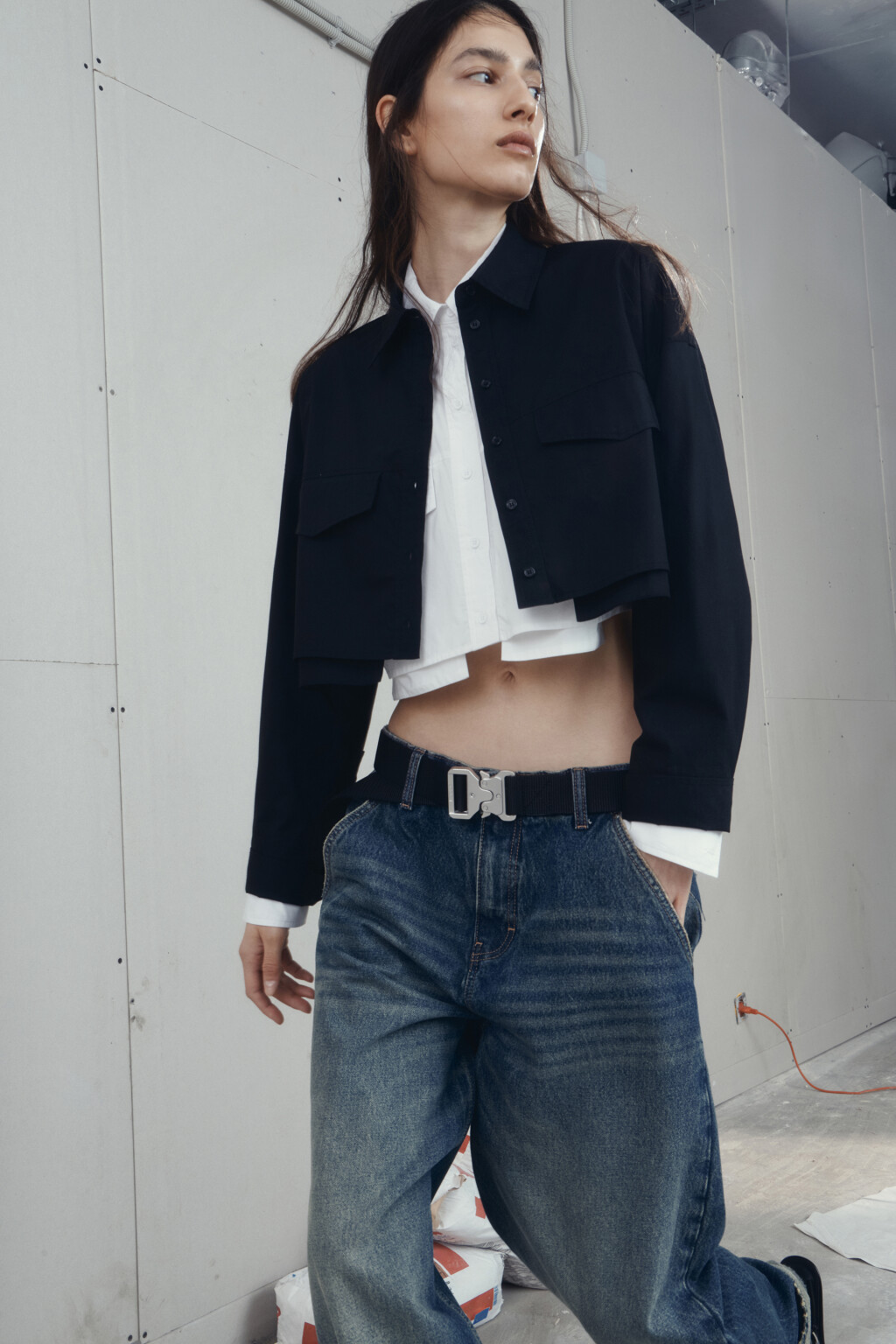 Блузка-рубашка укороченная с нагрудными карманами - цвет черный - 8