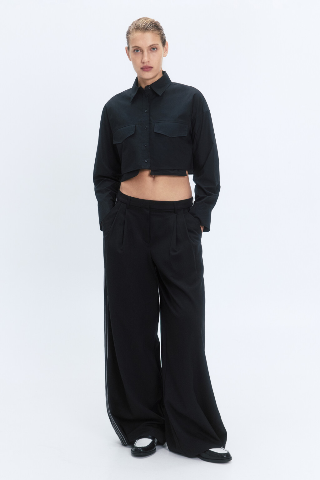 Блузка-рубашка укороченная с нагрудными карманами - цвет черный - 1