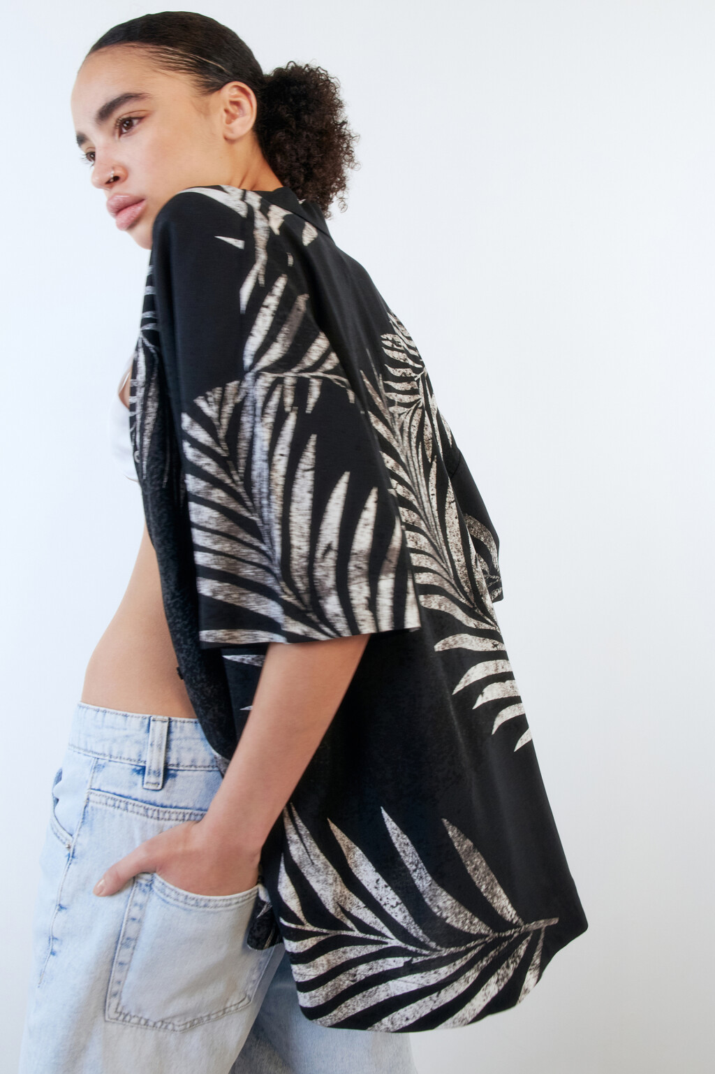 Блузка-рубашка вискозная с гавайским принтом - цвет черный - 2