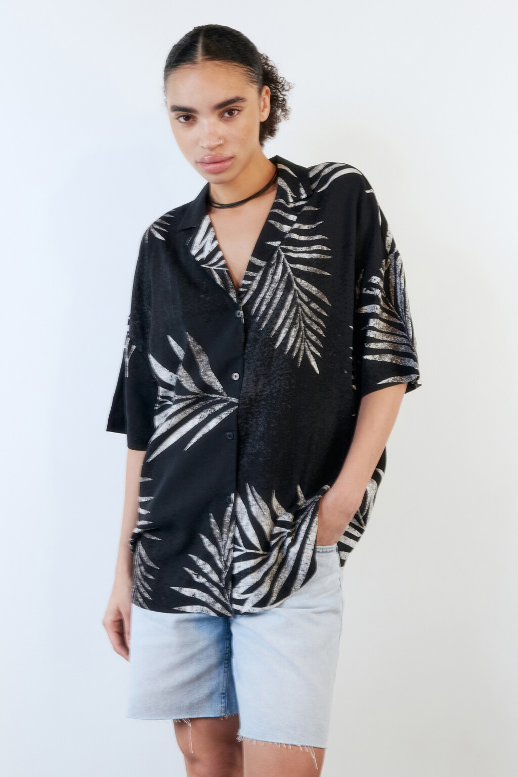 Блузка-рубашка вискозная с гавайским принтом - цвет черный - 3