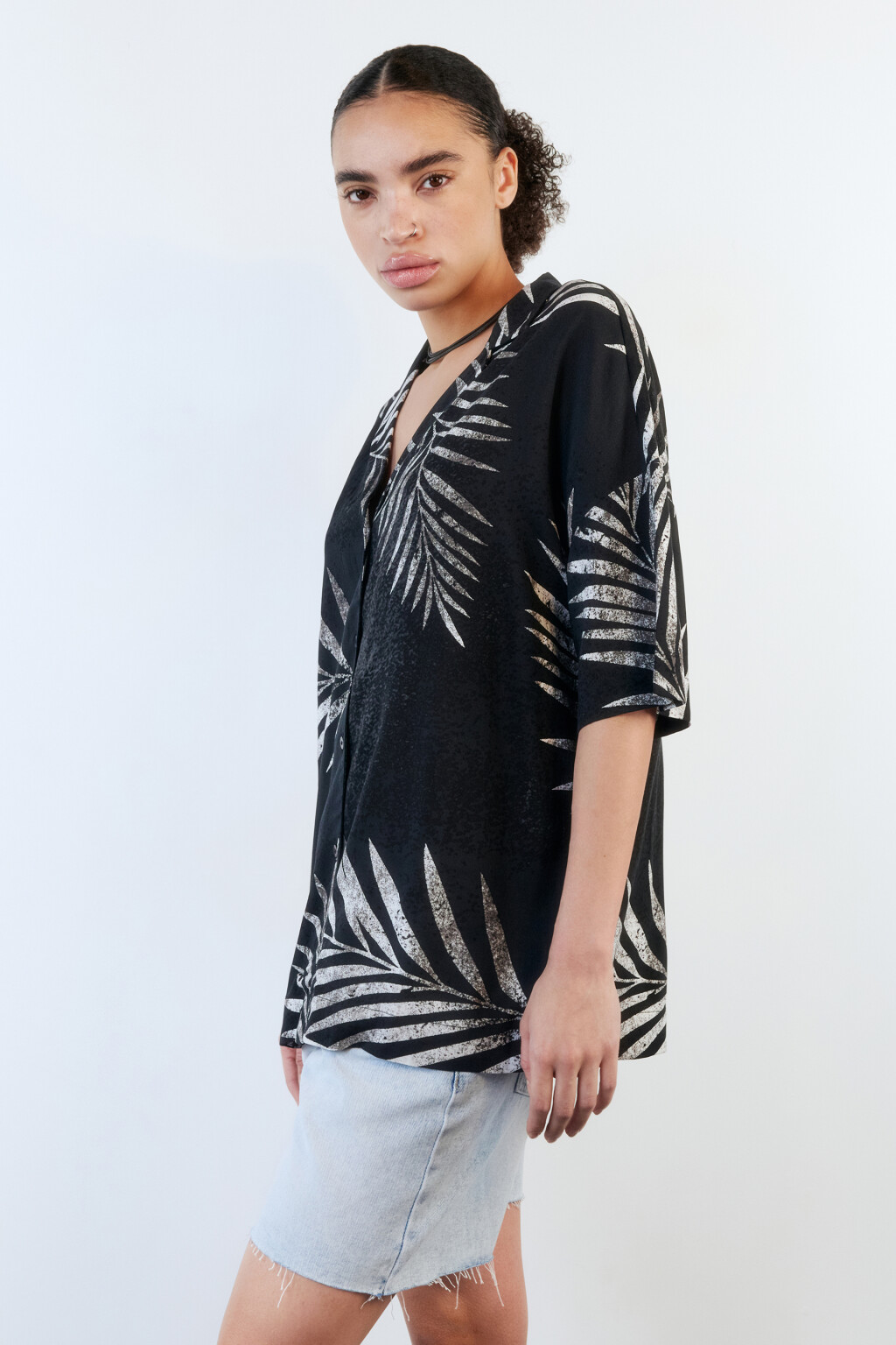 Блузка-рубашка вискозная с гавайским принтом - цвет черный - 4