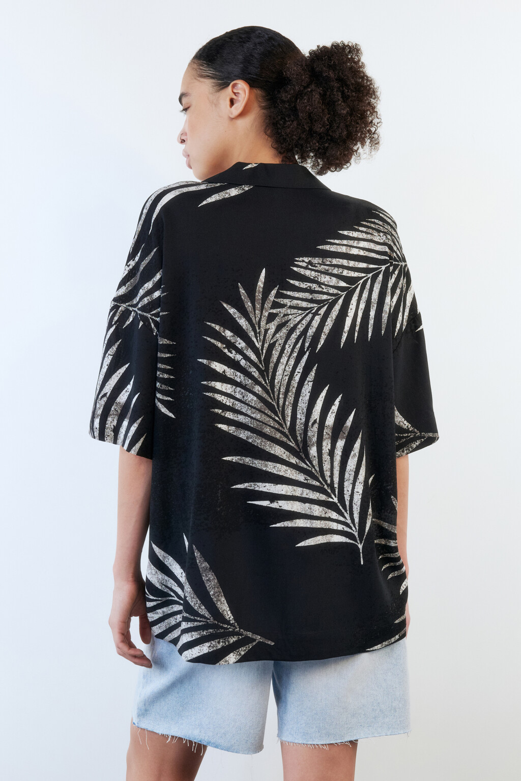 Блузка-рубашка вискозная с гавайским принтом - цвет черный - 5