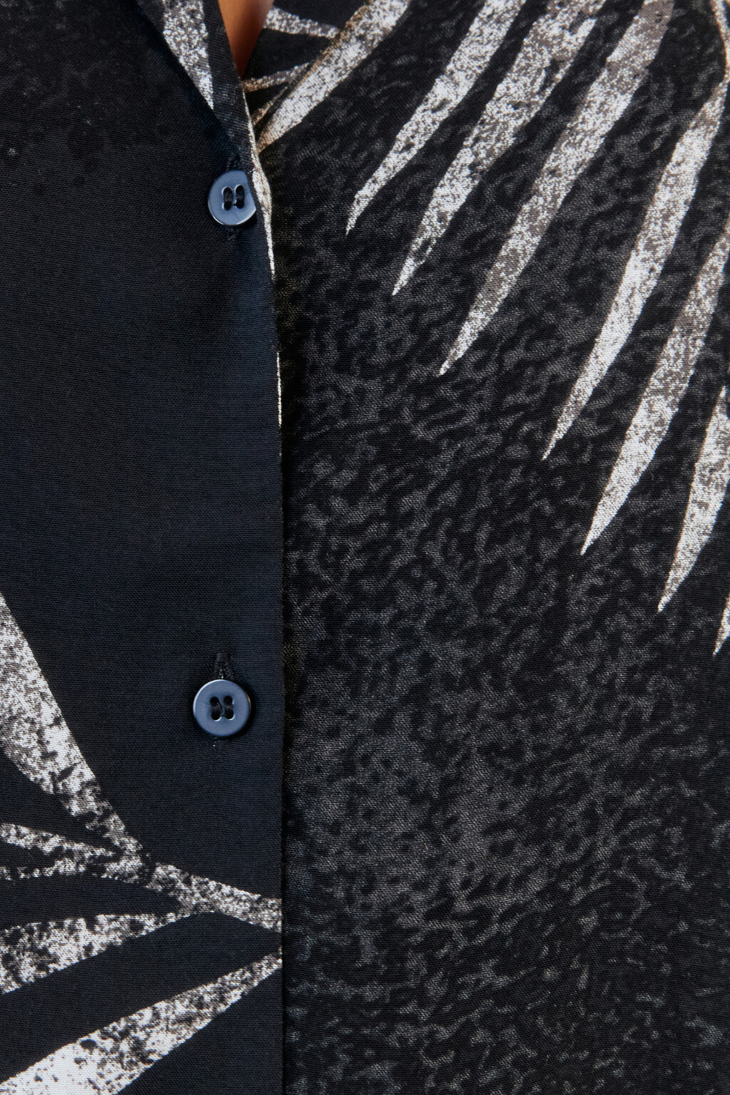 Блузка-рубашка вискозная с гавайским принтом - цвет черный - 7