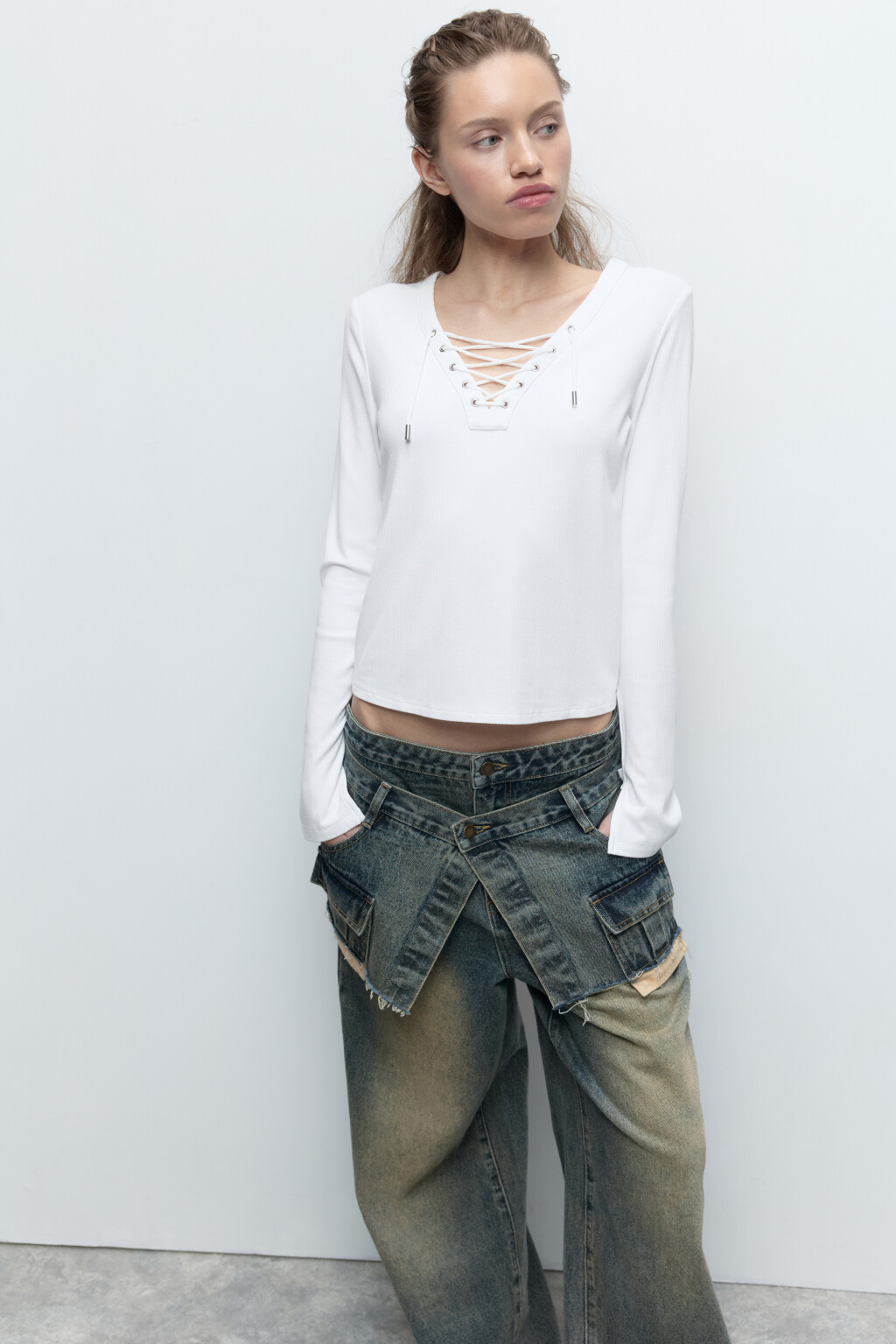 Лонгслив в рубчик с V-вырезом и шнуровкой - цвет белый - 1